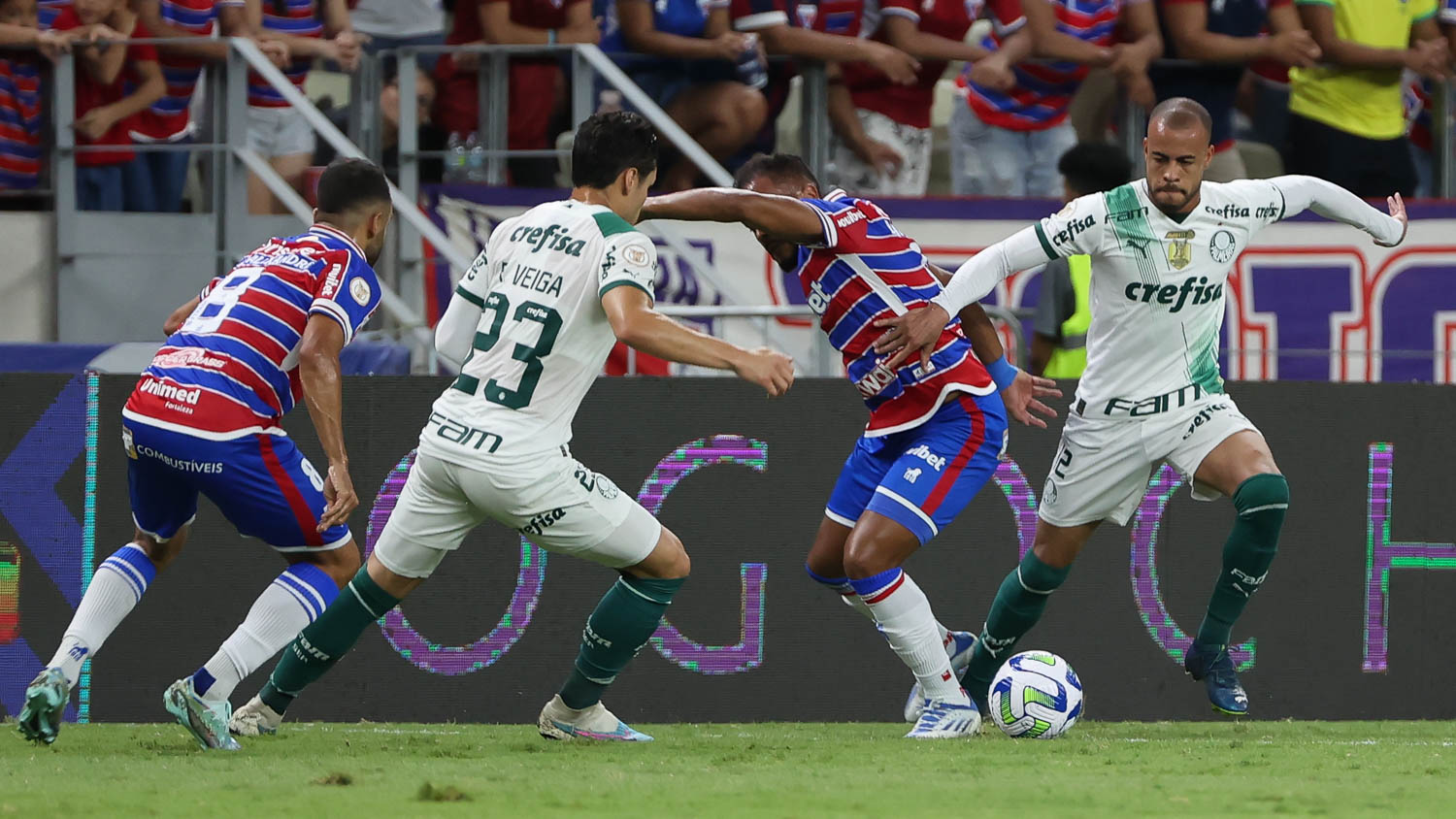 Com um a menos, Palmeiras busca empate com Fortaleza e garante liderança do  Brasileirão