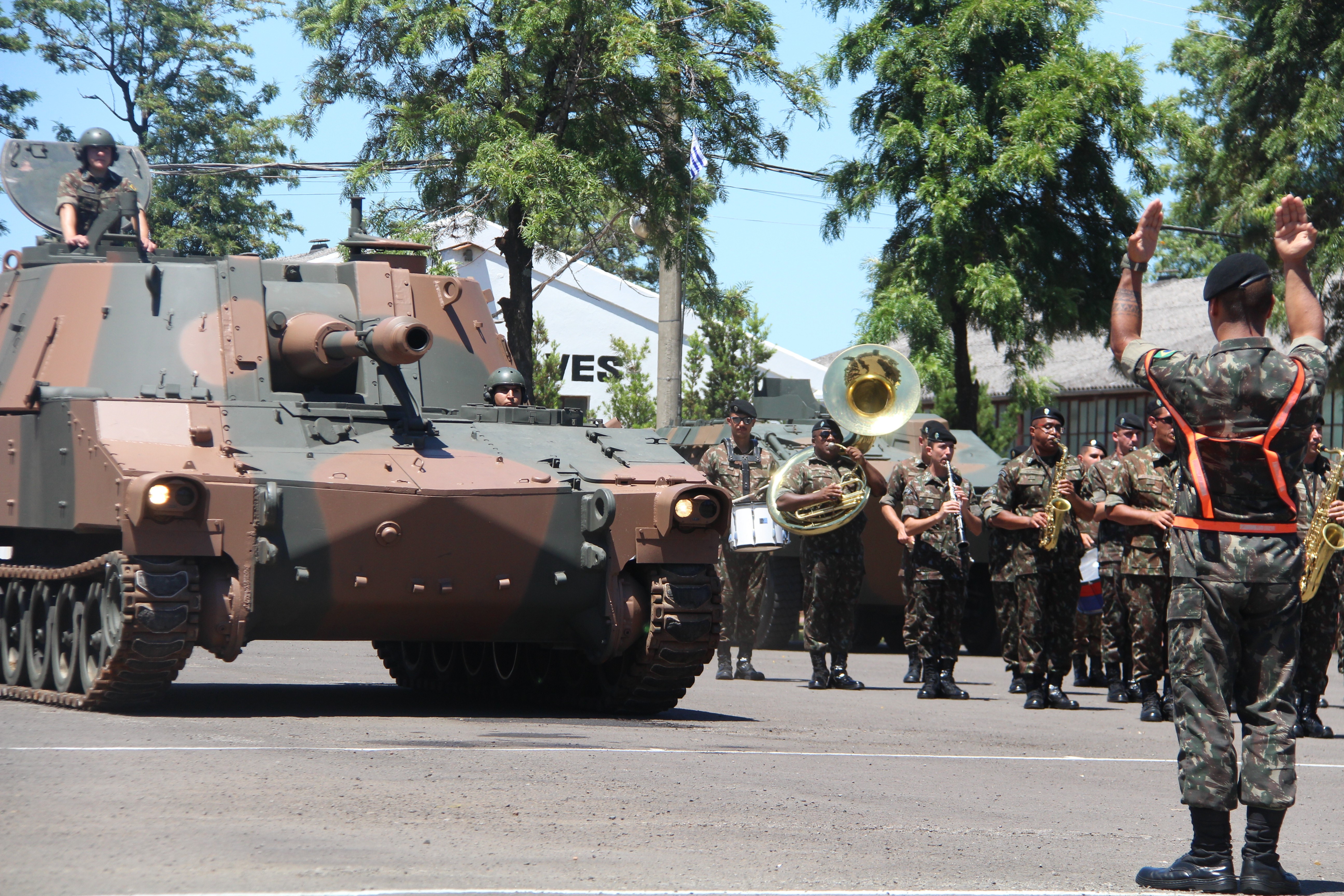 Governo aprova que Exército Brasileiro doe blindados ao Uruguai