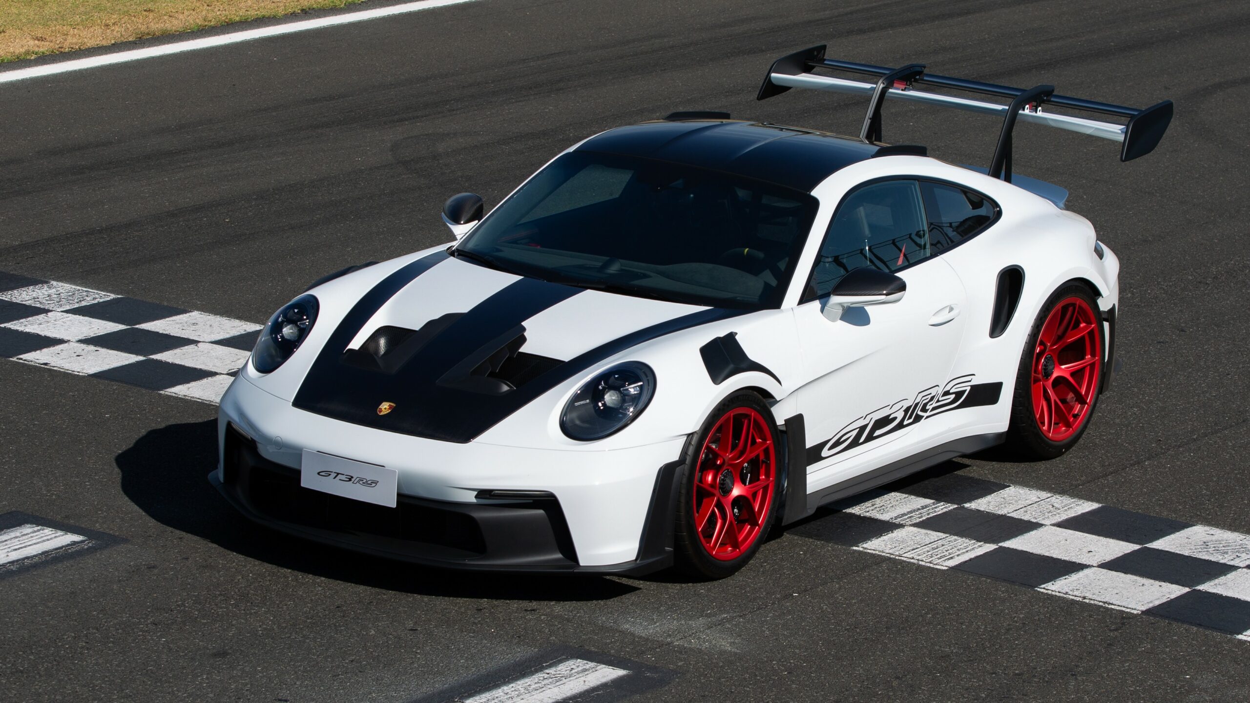 Novo Porsche 911 híbrido inicia fase de testes com inédito motor