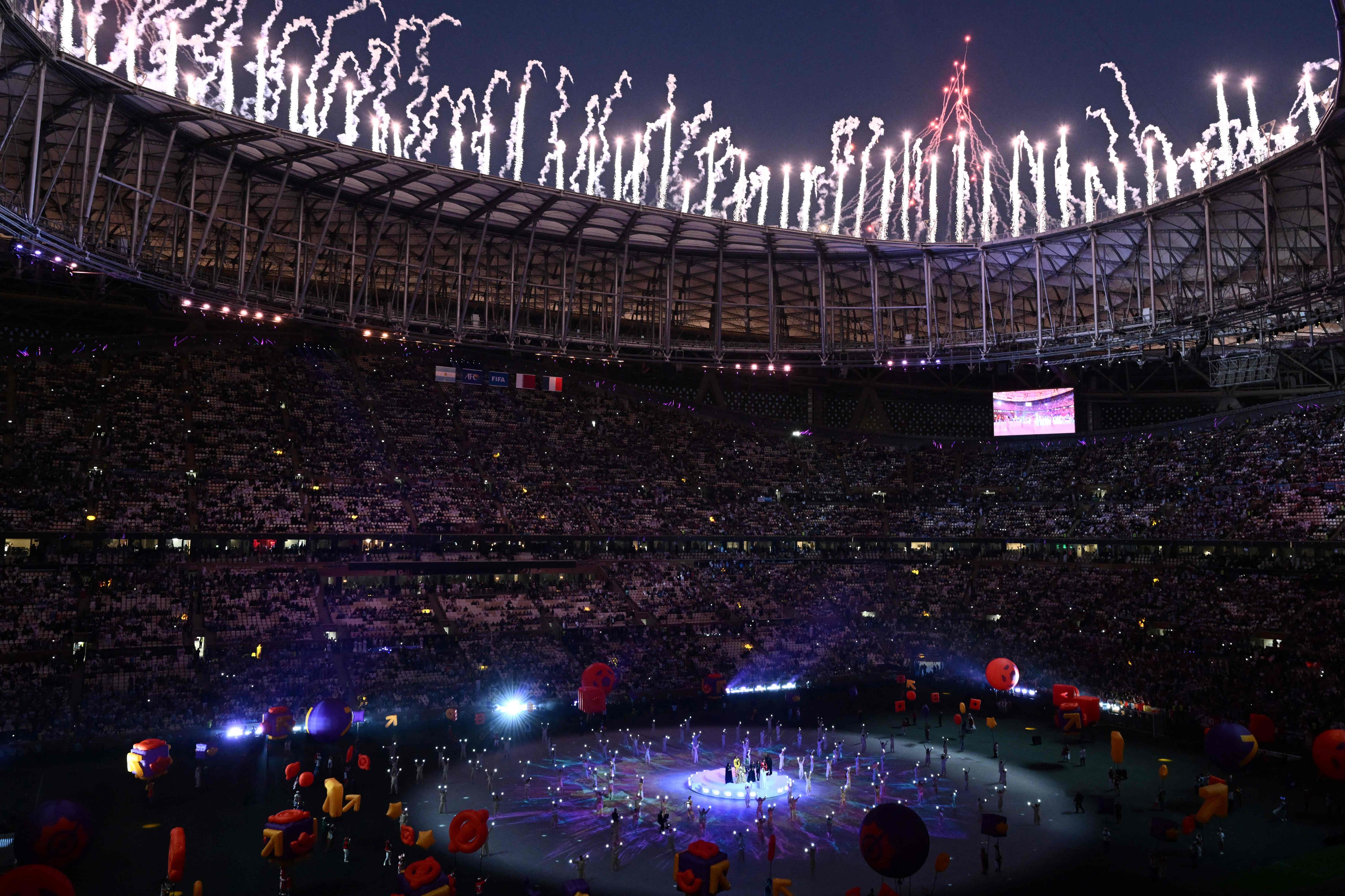 Encerramento da Copa do Mundo tem música, fogos e acrobacias nos céus de  Lusail