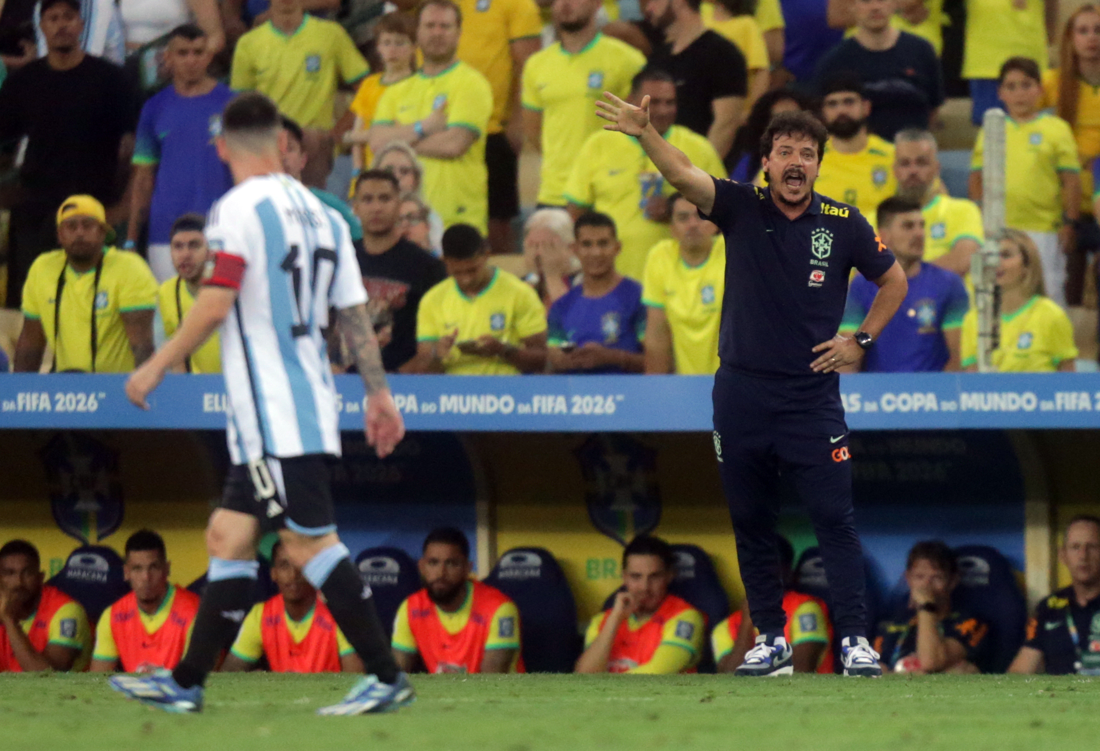 Brasil perde para a Argentina e amarga terceira derrota consecutiva sob o  comando de Diniz