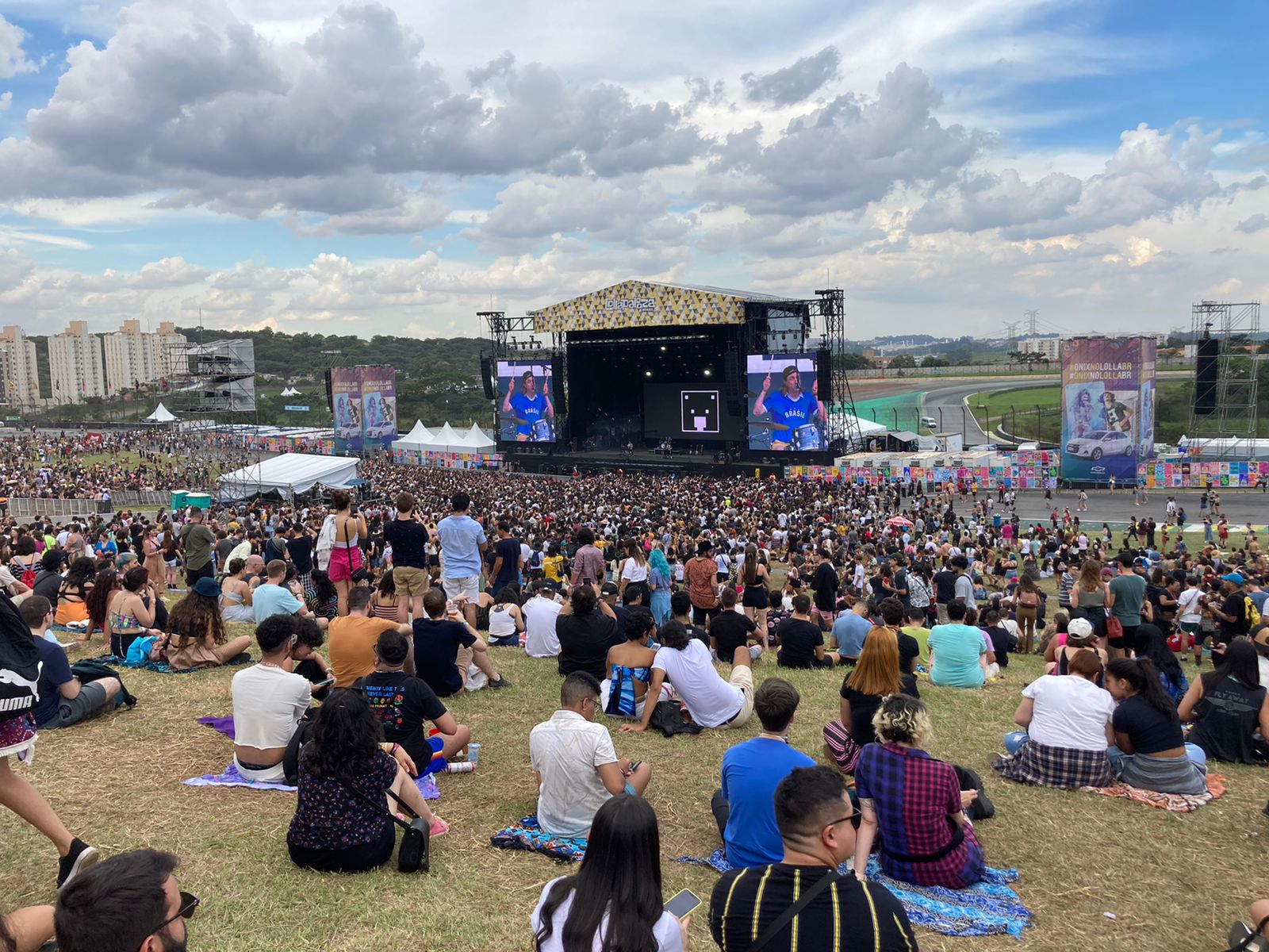 The Neighbourhood arrasta multidão e faz fãs chorarem no Lollapalooza