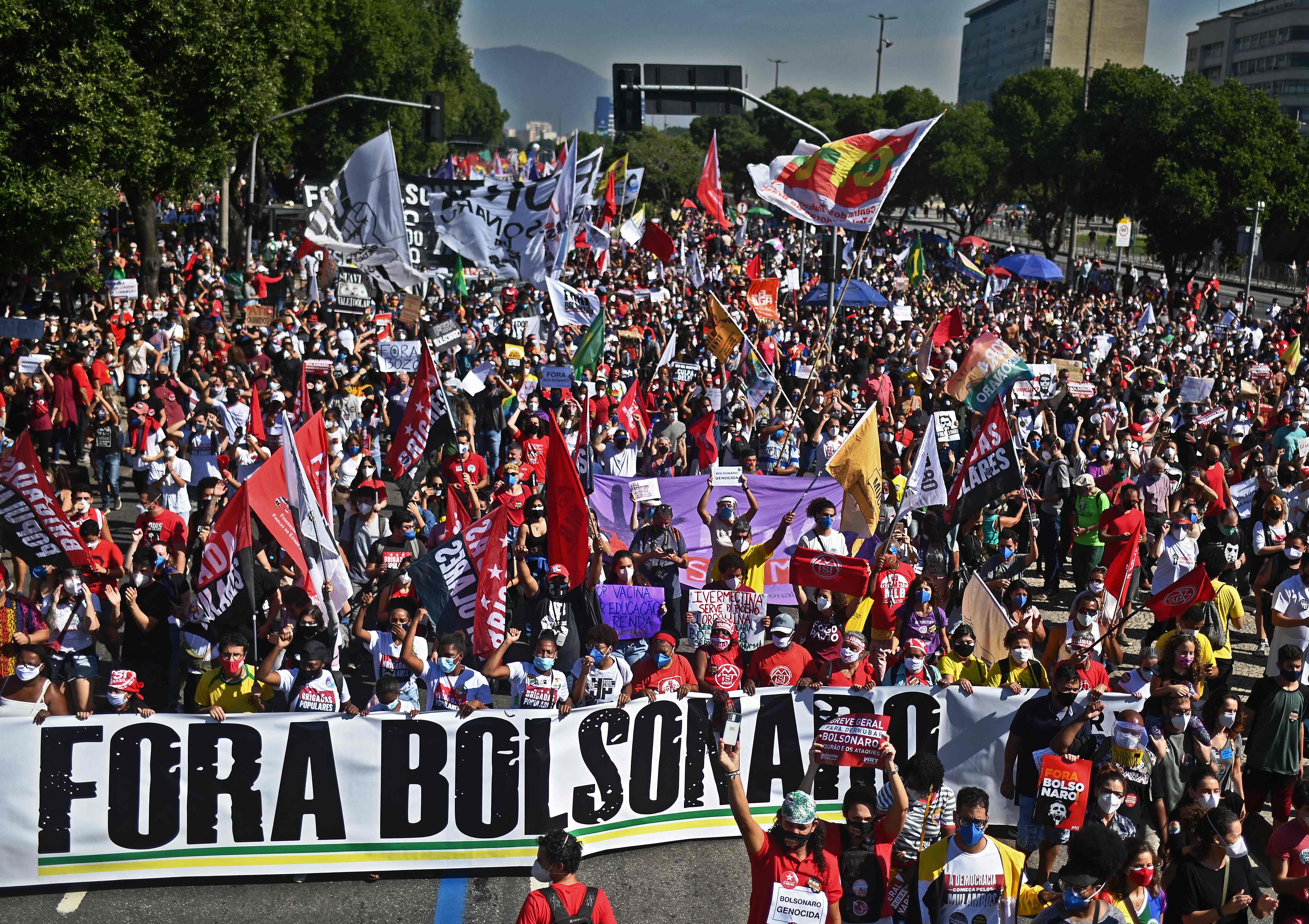 Manifestantes pedem saída de Bolsonaro e vacinas contra Covid-19