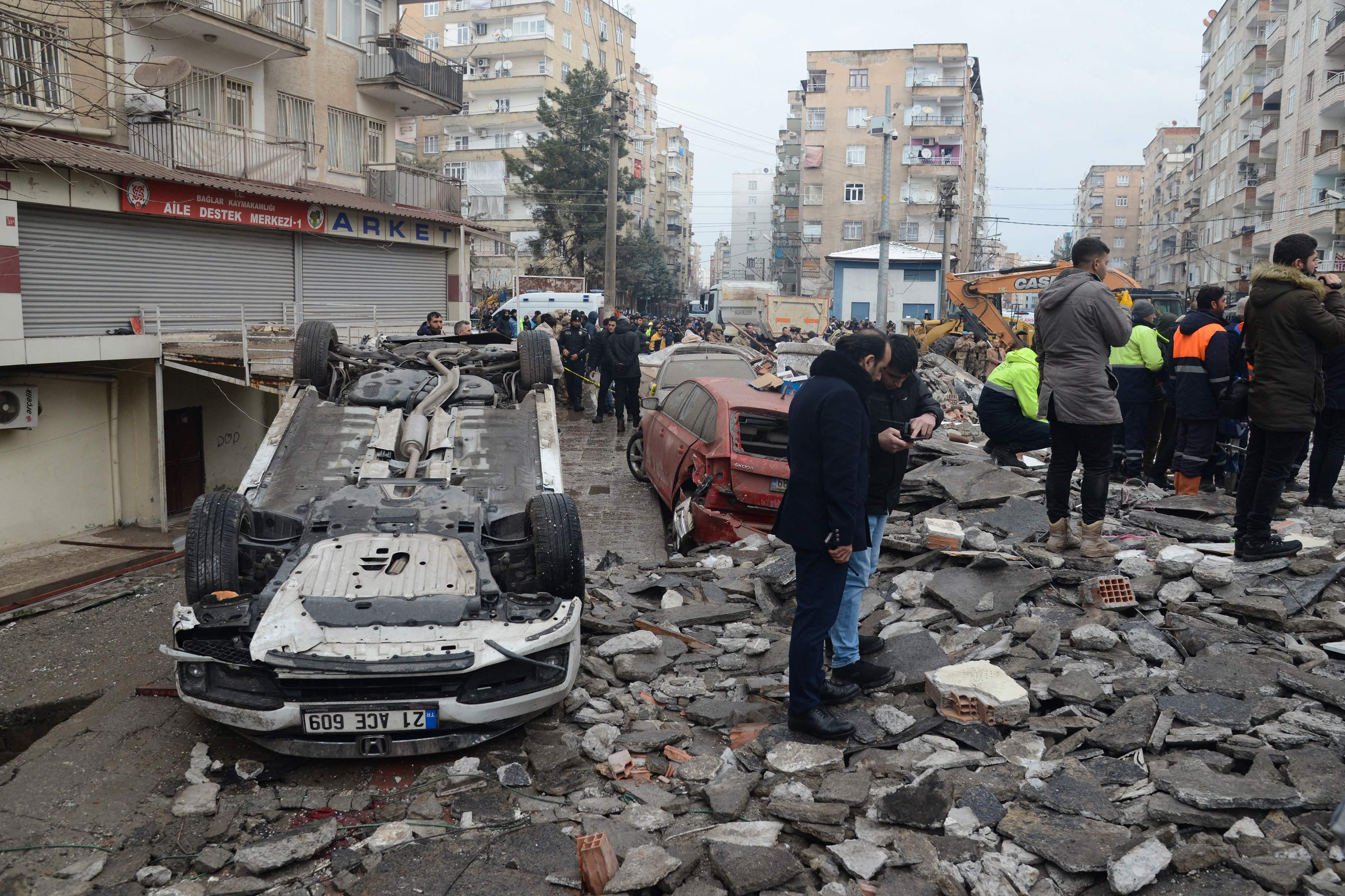 Terremoto na Turquia: jogador salta do segundo andar para fugir de