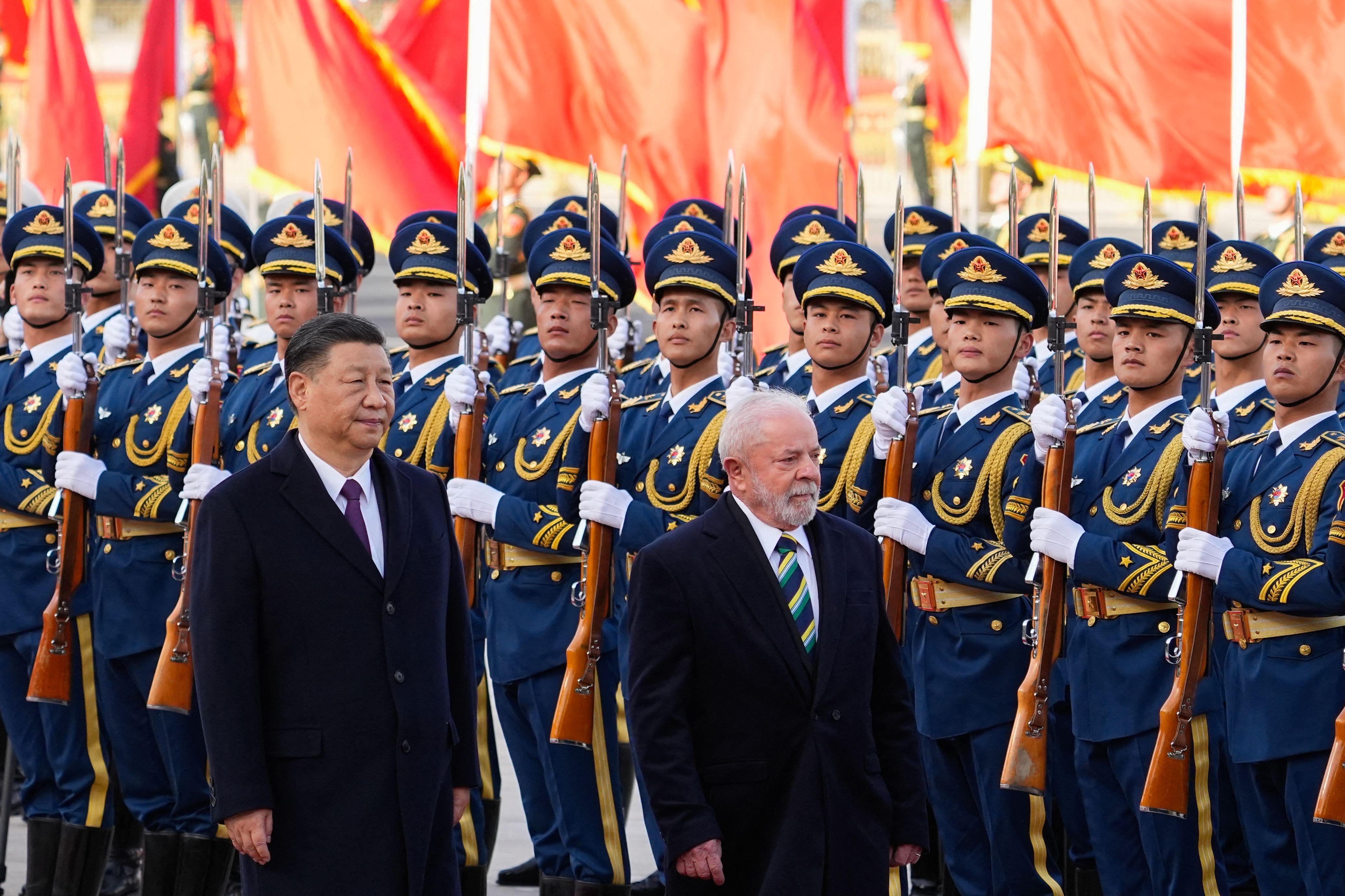 Lula dá sinais de alinhamento com a China e de distanciamento dos EUA, num momento em que as duas potências disputam hegemonia econômica e política.