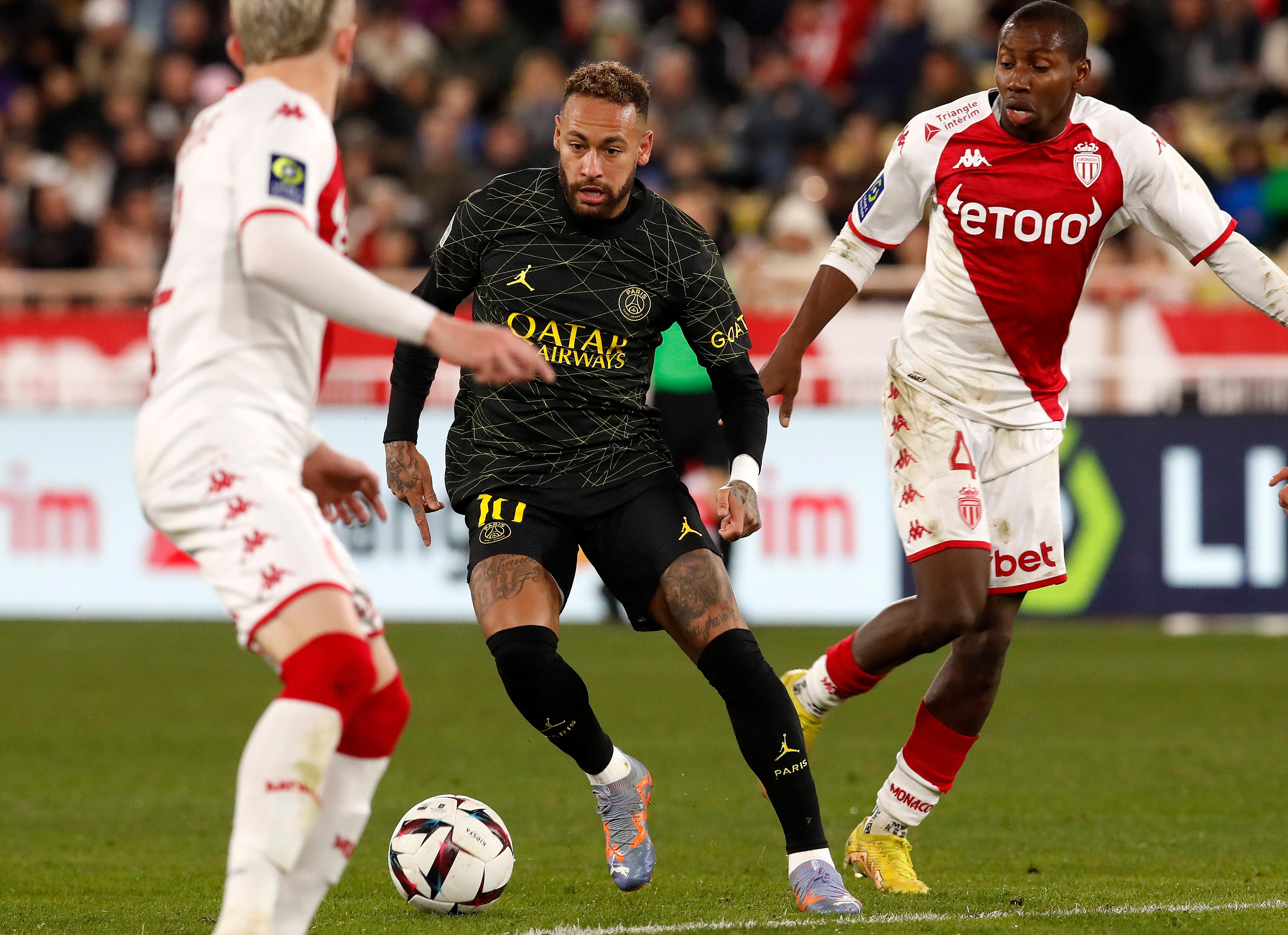 Dirigente discute com Neymar e Marquinhos em intervalo de jogo do PSG