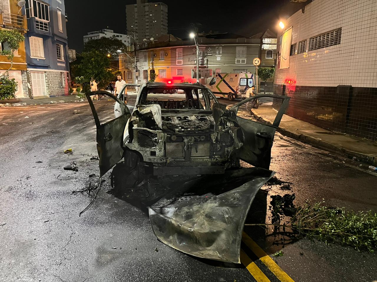 Carro de jogador e de delegado da partida são queimados após rebaixamento  do Santos