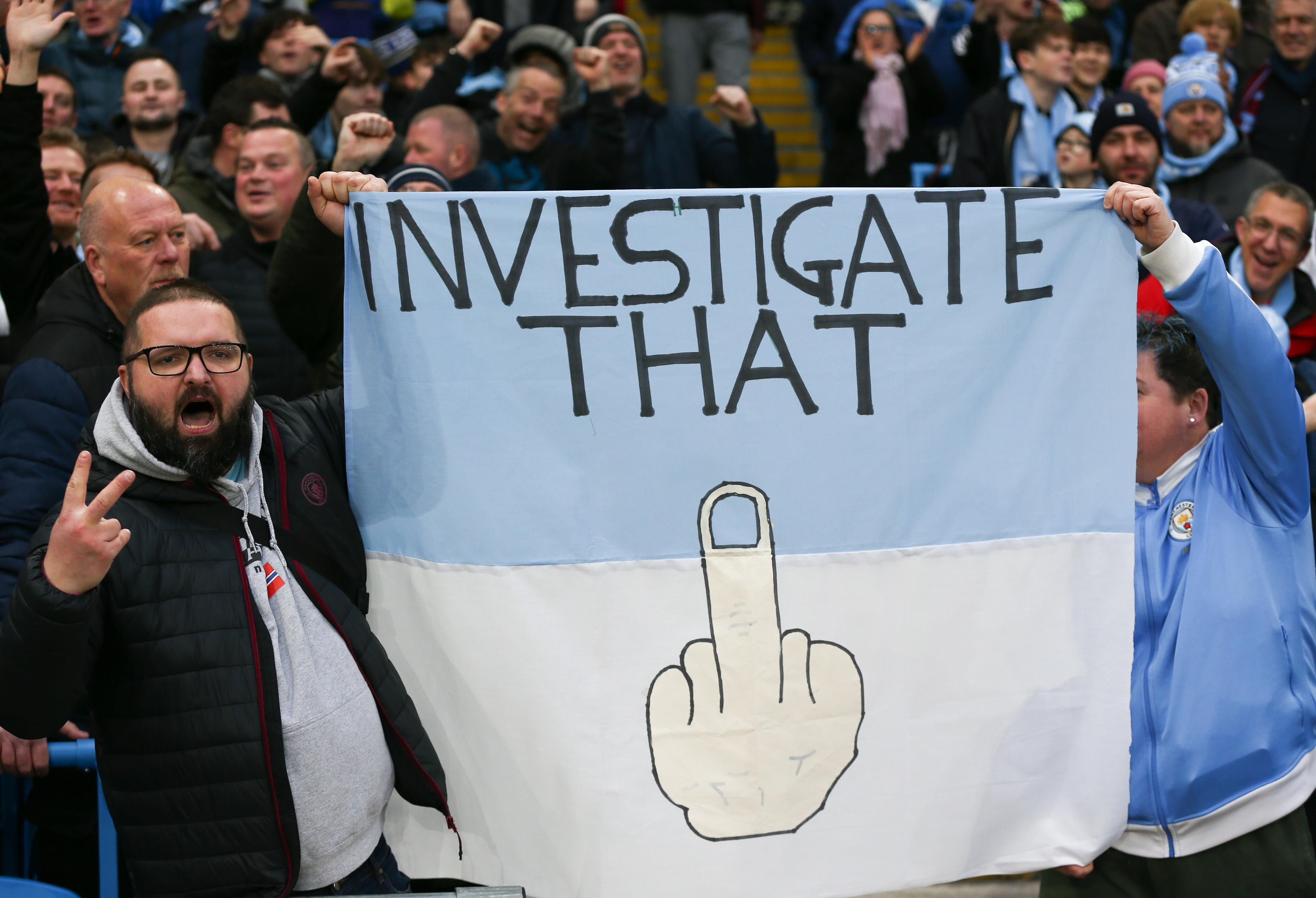 Torcida do Manchester City protesta contra a Premier League após acusações