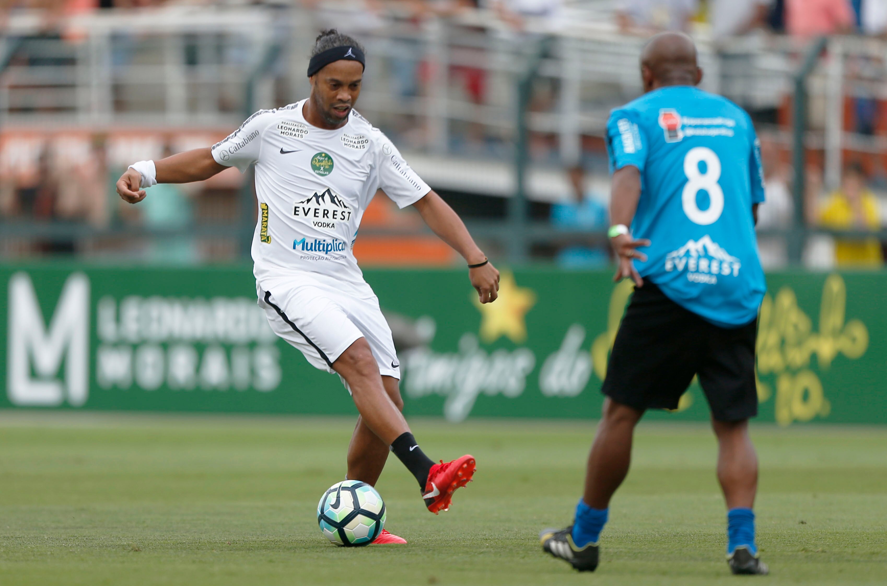 Ronaldinho, por favor, se aposente enquanto ainda há tempo