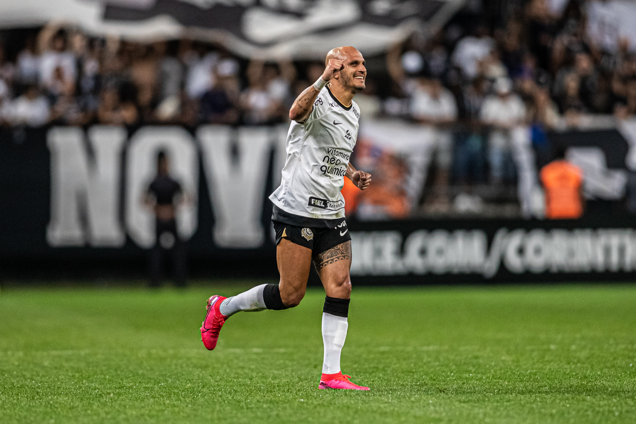 Corinthians sai atrás após gol-relâmpago e busca empate com a