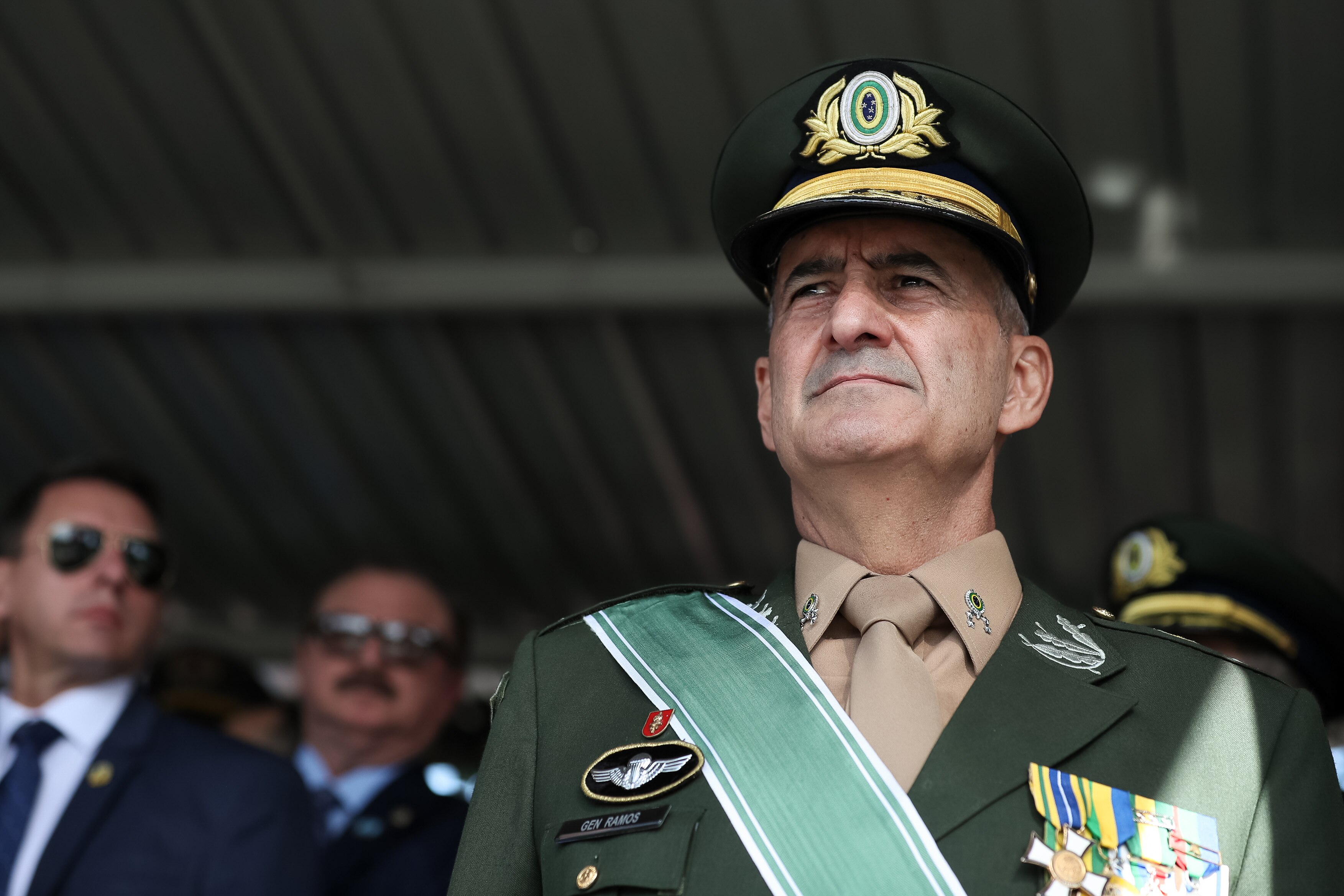 General assume comando do Exército e recebe R$ 770 mil - Politica - Estado  de Minas