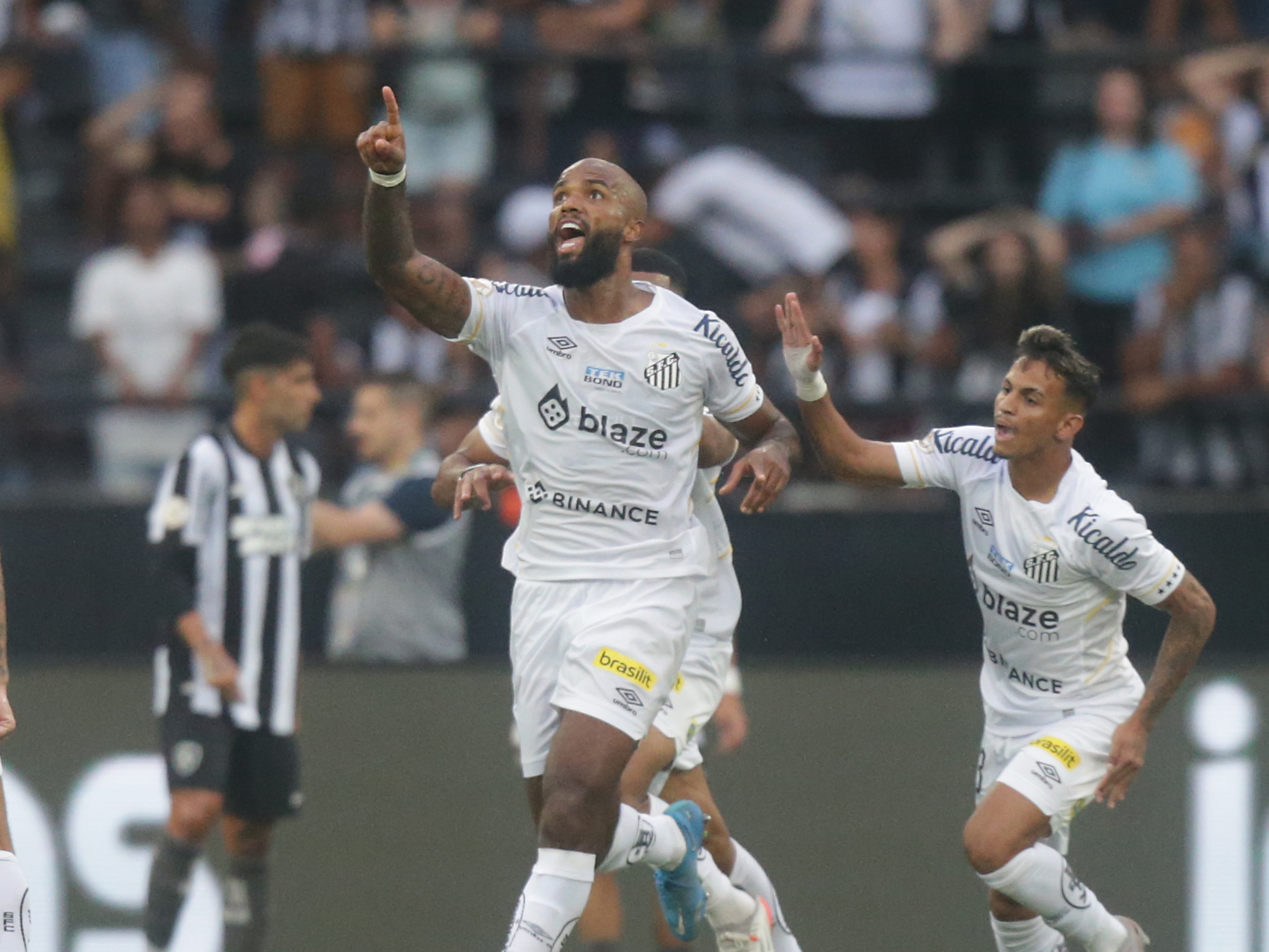 Santos busca empate com Botafogo no fim e amplia sequência invicta