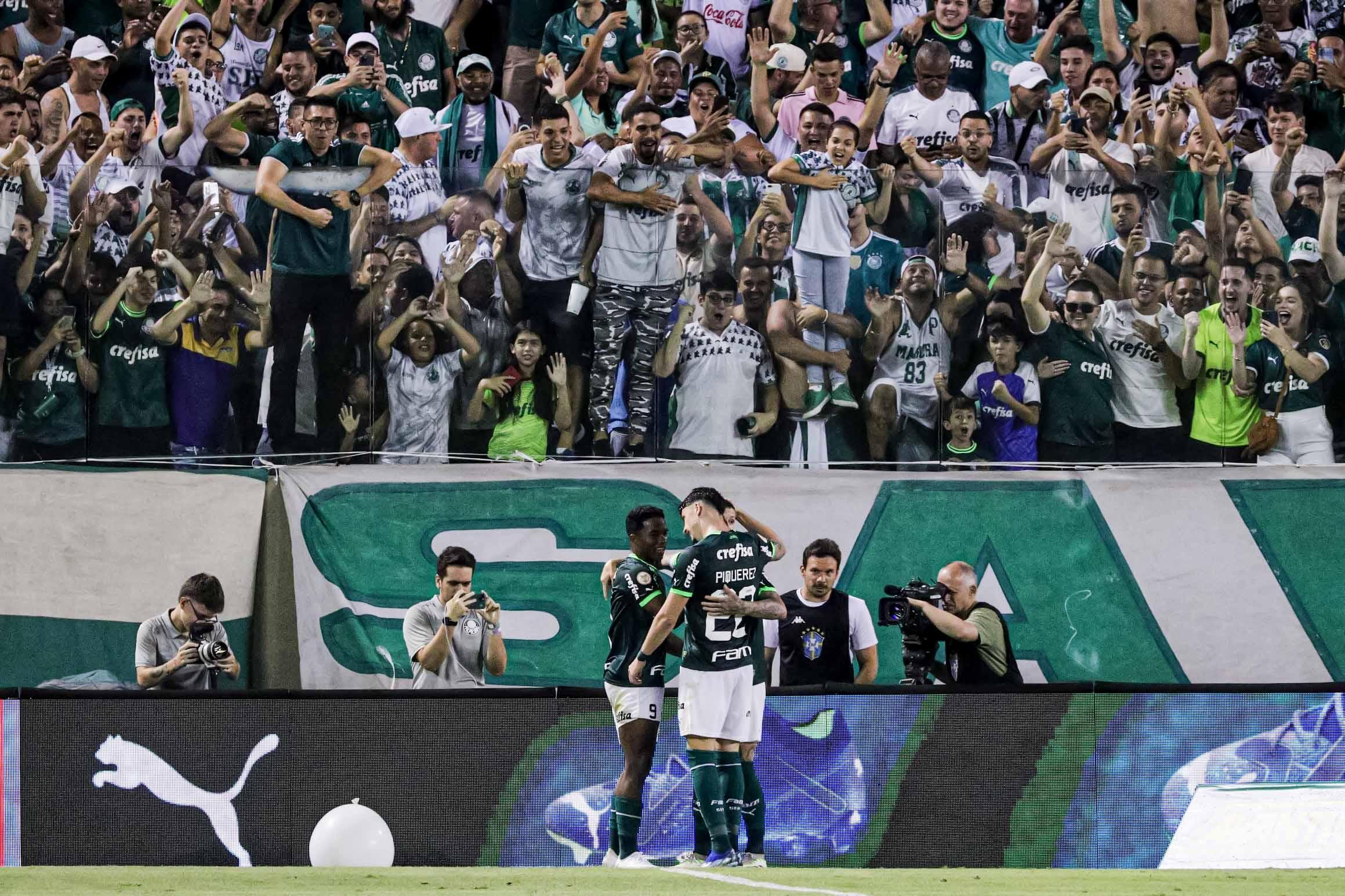 Palmeiras faz 3 a 0 no Inter e dorme líder do Brasileirão