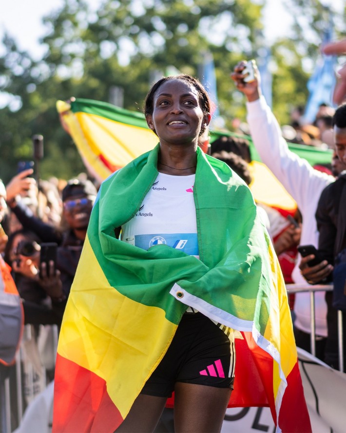 Maratona Feminina. Corrida De Atletas. Fugitiva Desportiva. Desportista.  Video Estoque - Vídeo de europeu, lazer: 280273049