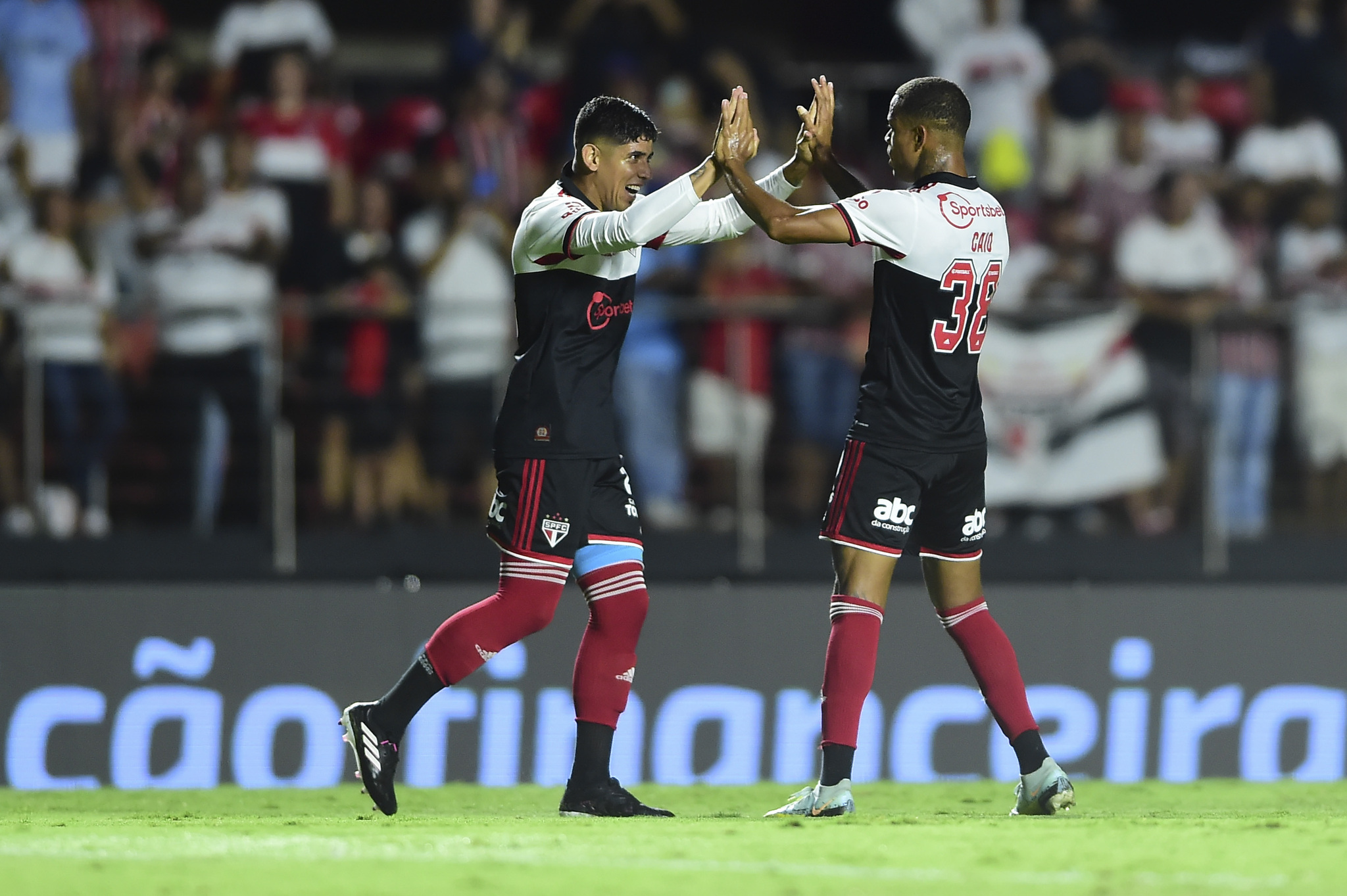 Palmeiras, de Abel Ferreira, arrasa Água Santa e é campeão