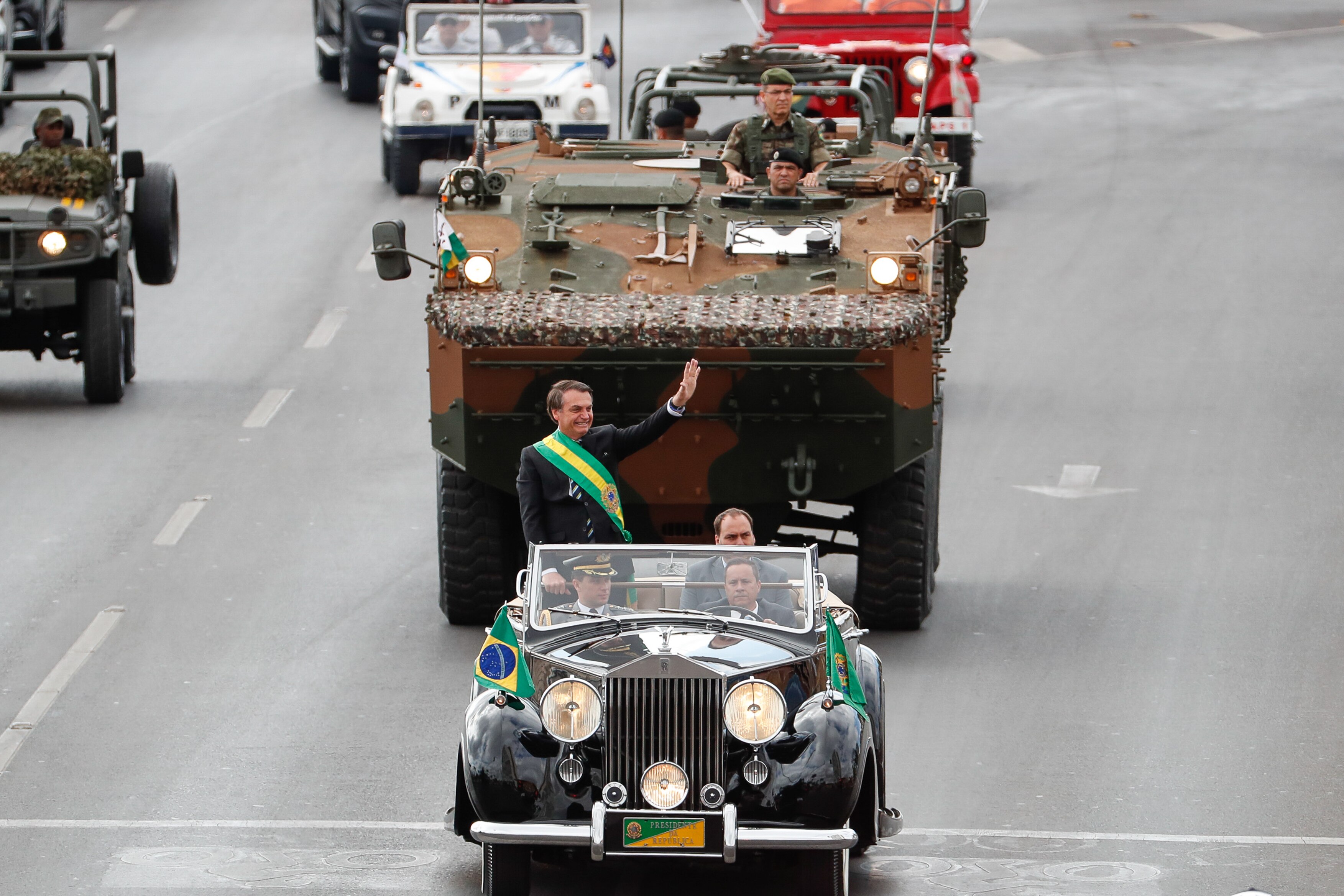 Bolsonaro leva Edir Macedo e Silvio Santos para desfile da Independência -  Estadão