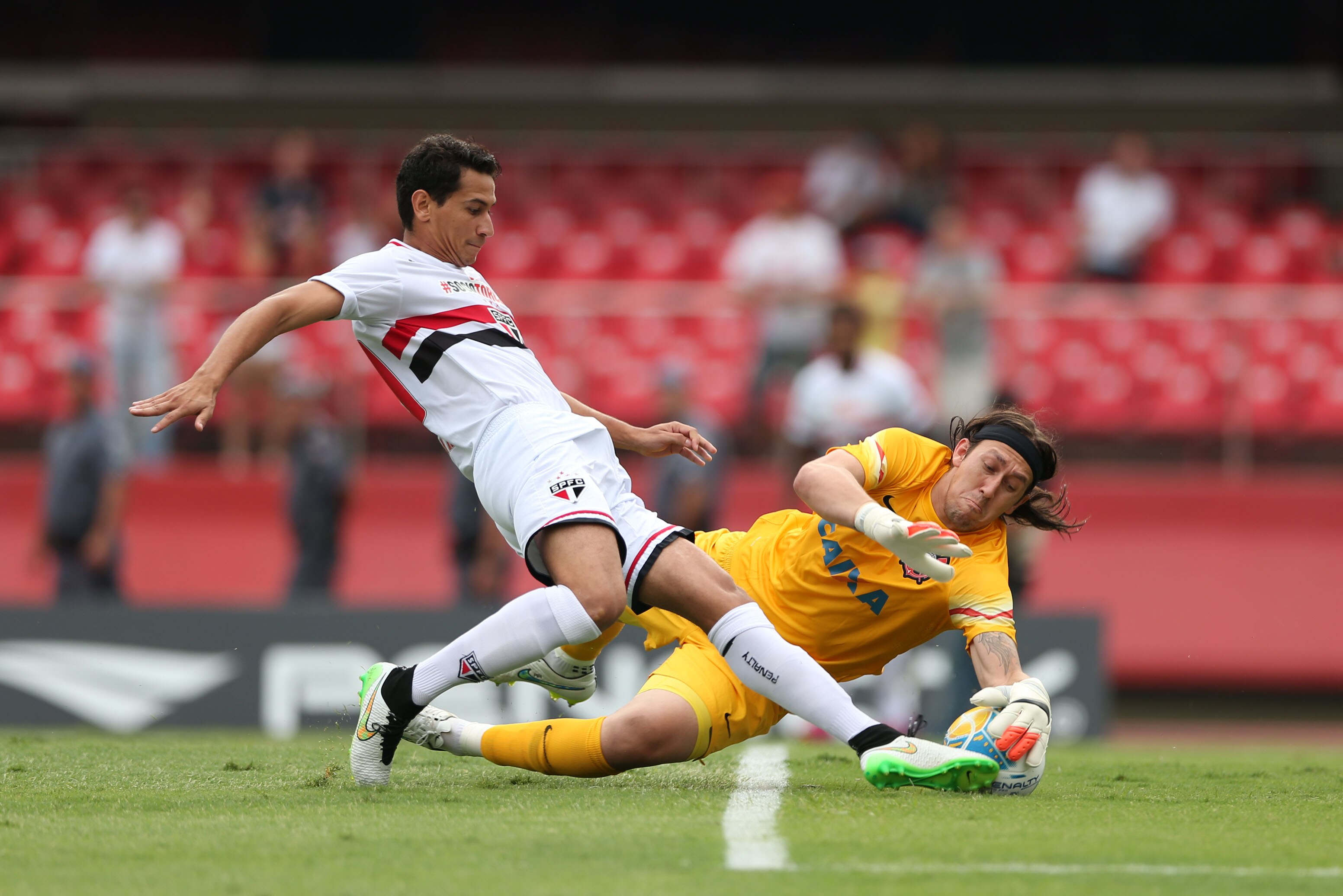 Cássio desbanca convocado por Tite e é eleito o melhor goleiro do