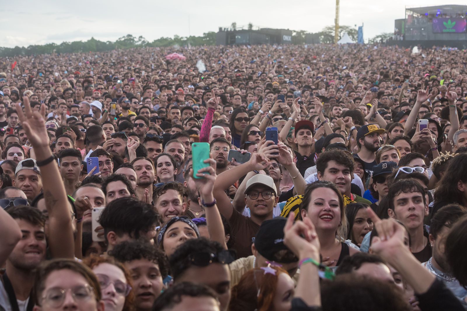 The Neighbourhood arrasta multidão e faz fãs chorarem no Lollapalooza