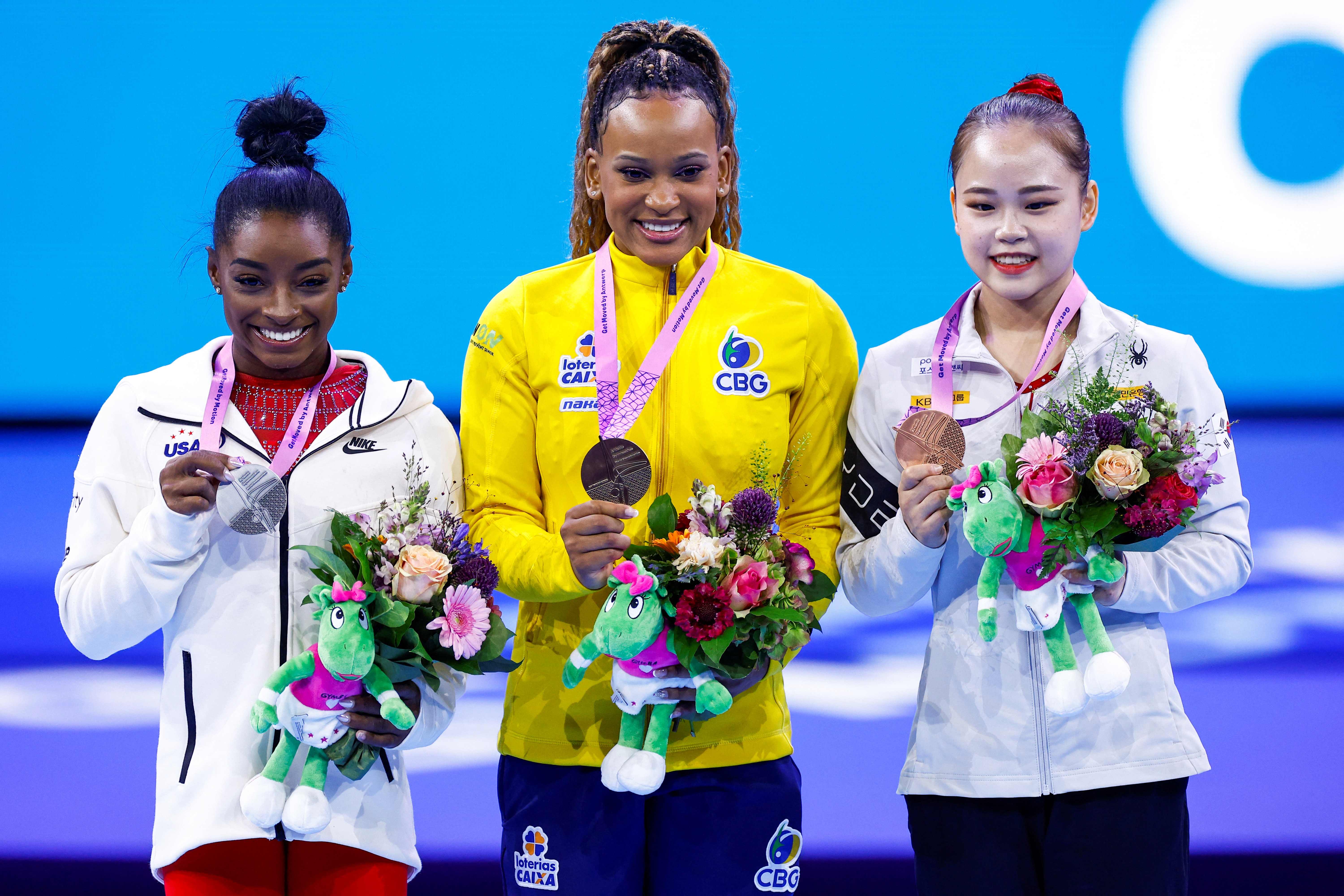 Na Bélgica, Simone Biles entrega coroa para Rebeca Andrade durante Mundial  de Ginástica - Folha PE