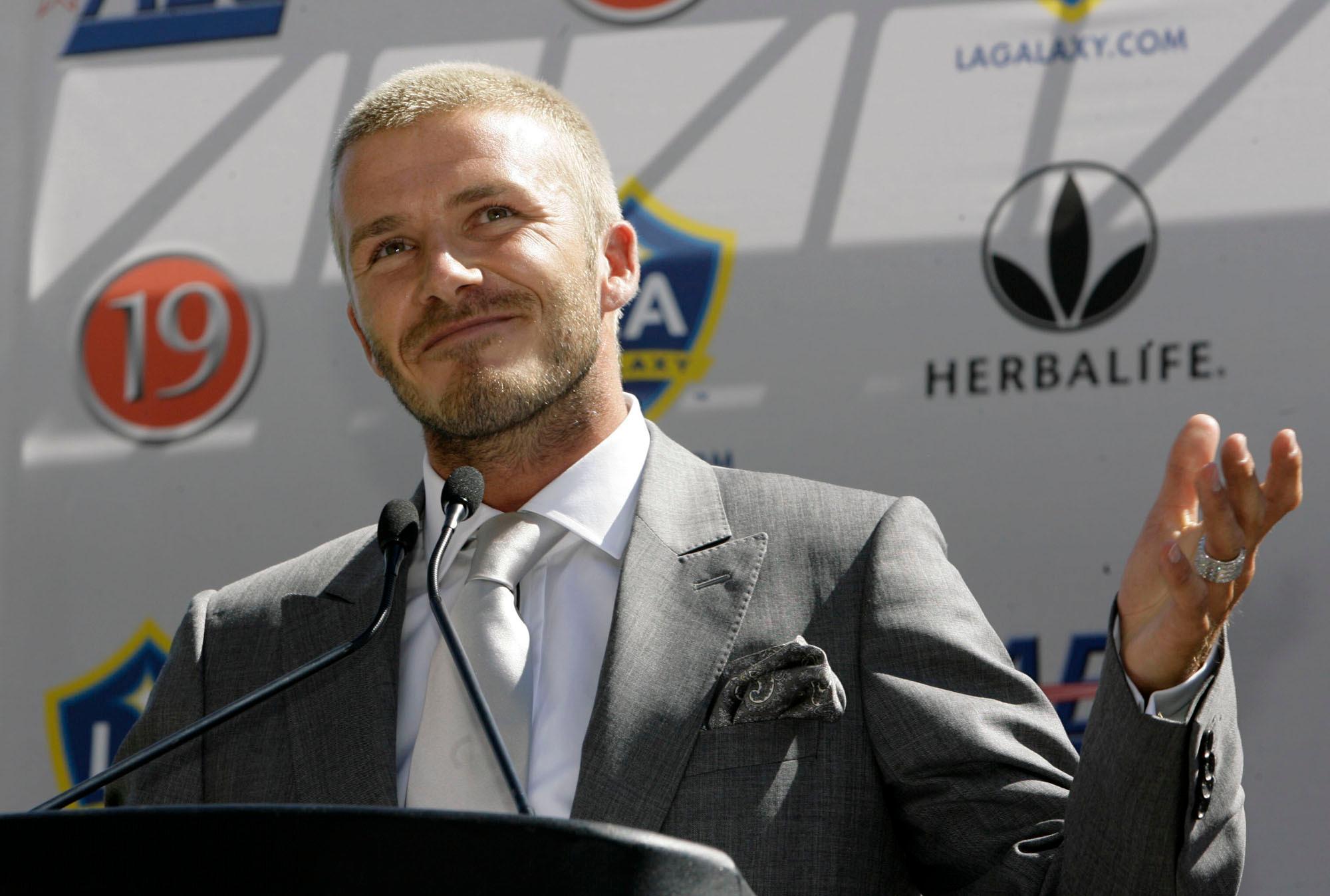 Ele nasceu nos EUA, joga no time de Beckham e defende o Chile