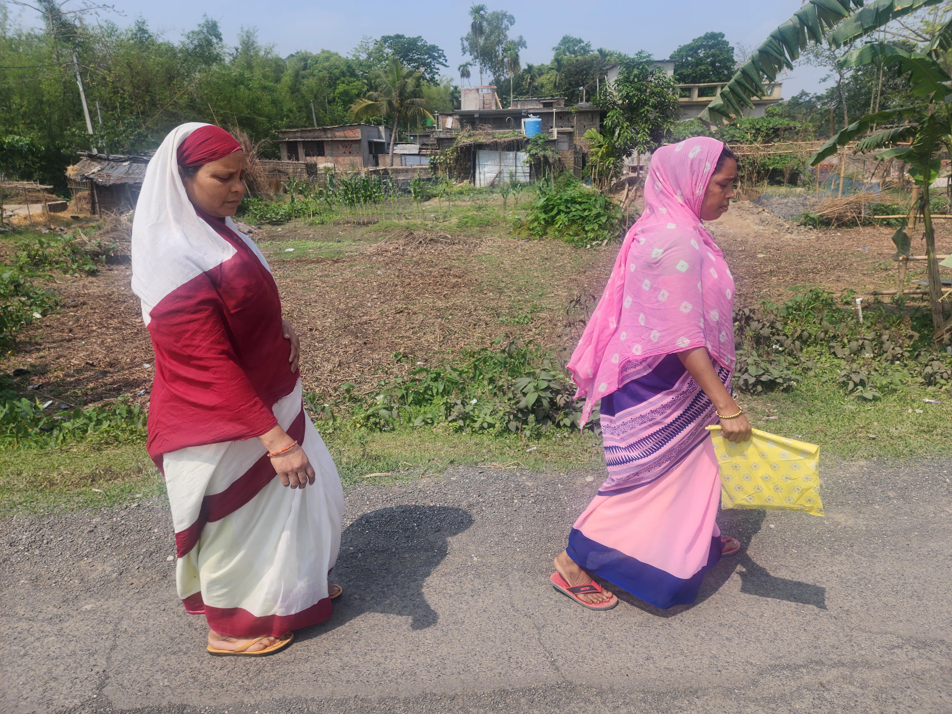 Nusrat Jahan e sua colega, Nasiba Jahan, caminham pela vila de Sontha, no norte do país, tentando educar e convencer mulheres a fazer um planejamento familiar