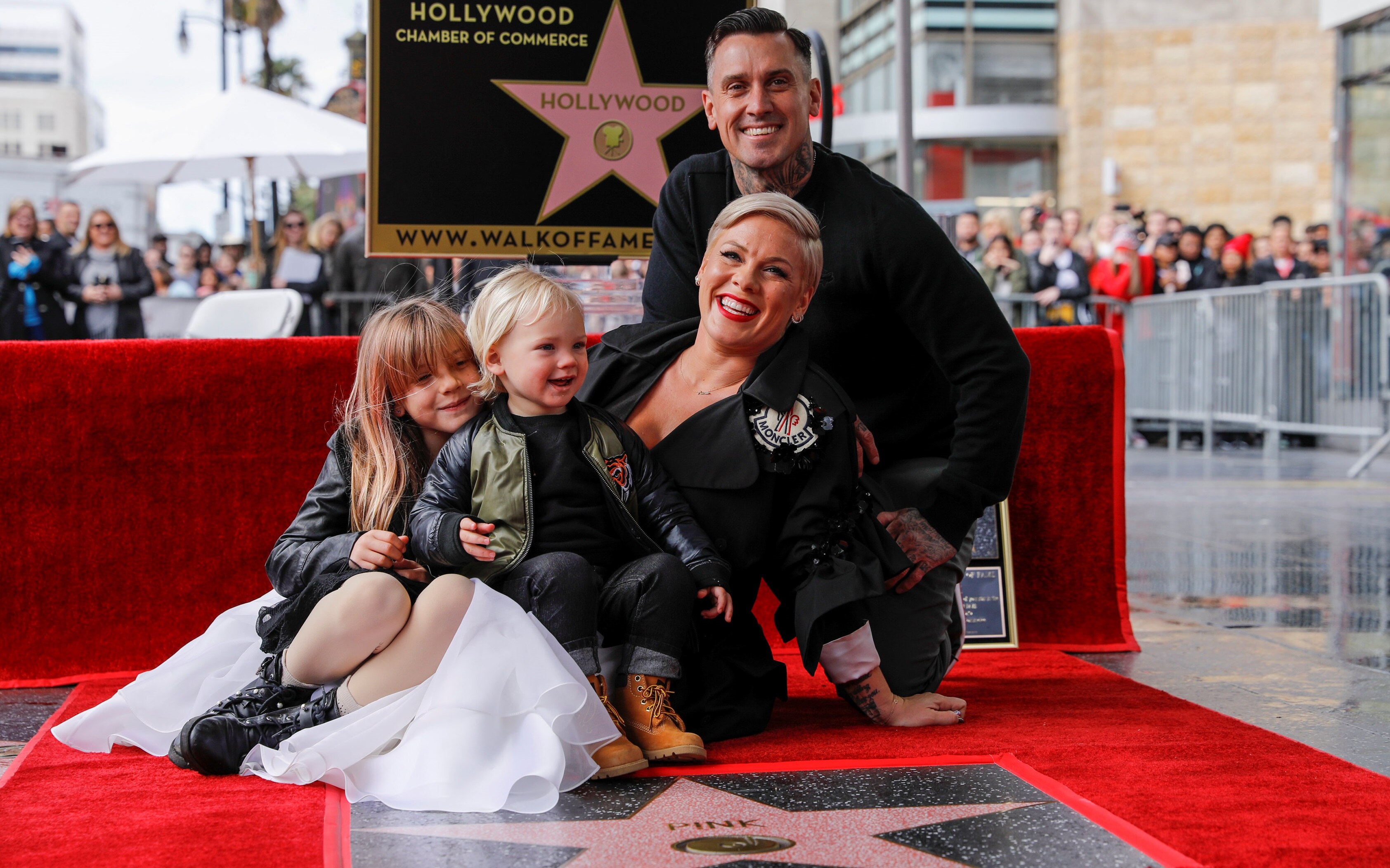Pink leva a família para receber estrela na Calçada da Fama; veja