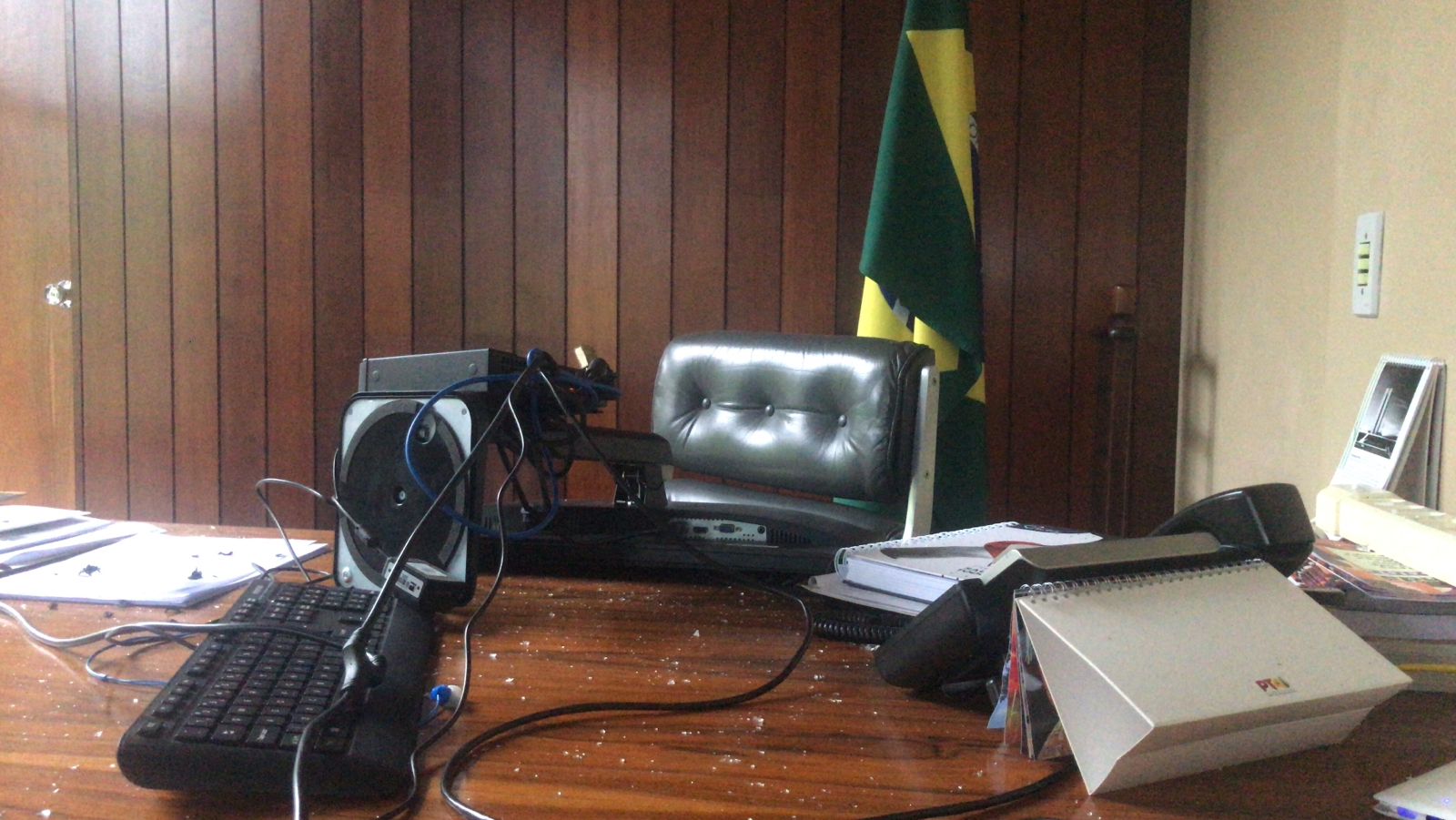Gabinete do PT destru&iacute;do, Senado ocupado e radical na cadeira de Pacheco;  veja as imagens da invas&atilde;o - Estad&atilde;o