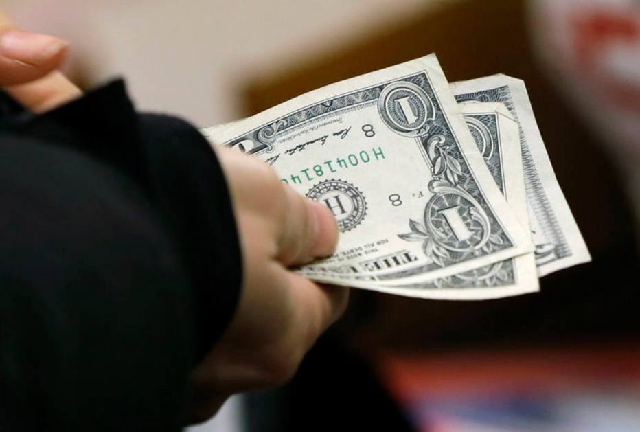 D&oacute;lar alcan&ccedil;a maior valor em dois meses e Bolsa cai em semana de elei&ccedil;&atilde;o e  com cen&aacute;rio externo ruim