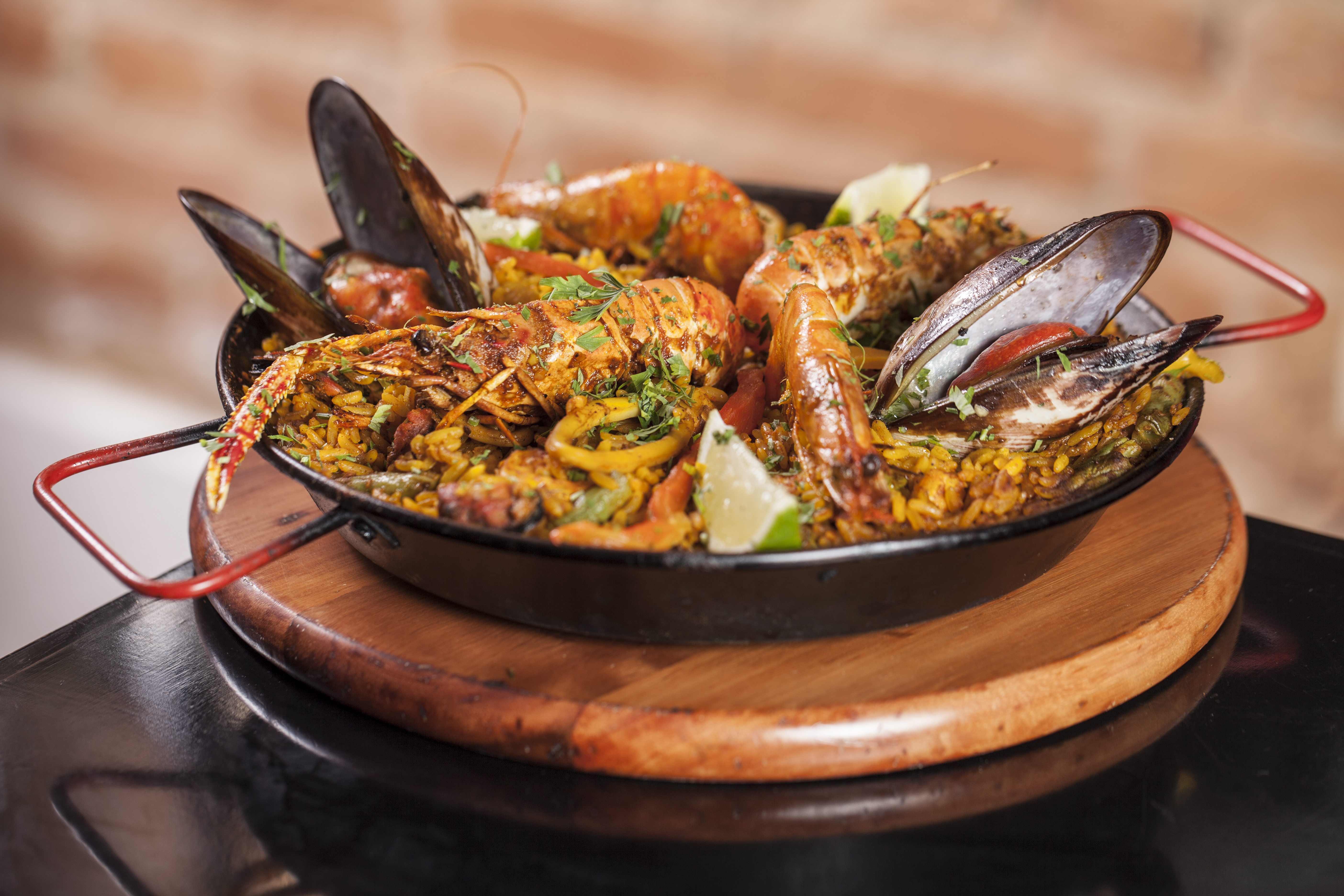 Pescados Hermes - Fideuá de Camarão, receita espanhola! Bem parecido com a  paella, a diferença entre os dois é basicamente a troca do arroz pelo  macarrão no preparo. Peça o seu camarão