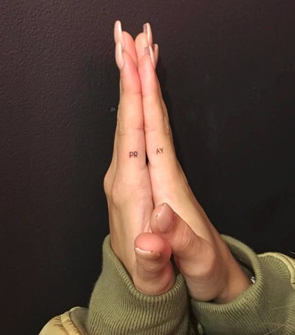Tudo o que você queria saber sobre tatuagens nas mãos e nos dedos, mas  tinha medo de perguntar