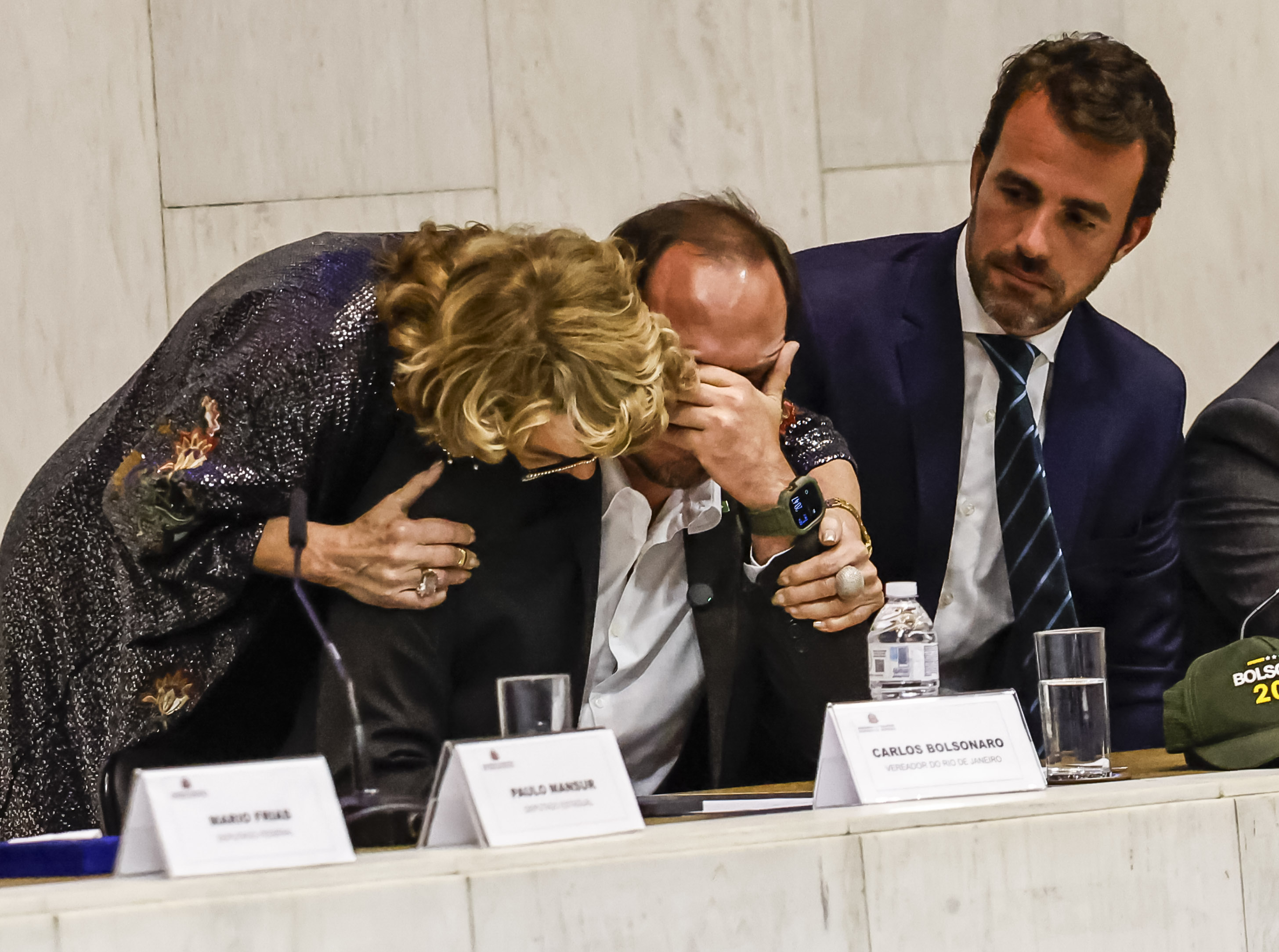 Carlos Bolsonaro chora com homenagem na Alesp e diz que advogado do pai confirmou Flávio candidato - Estadão