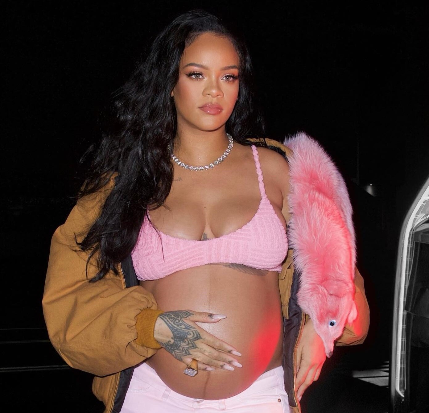Rihanna traz à tona reflexão sobre o futuro da moda para gestantes