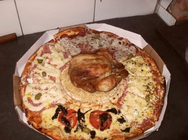 Estava pesquisando umas receitas de pizza no Google e achei essa bizarrice.  Quem corta a pizza assim? Pra mim isso é pior que arroz por cima do feijão.  : r/jovemnerd