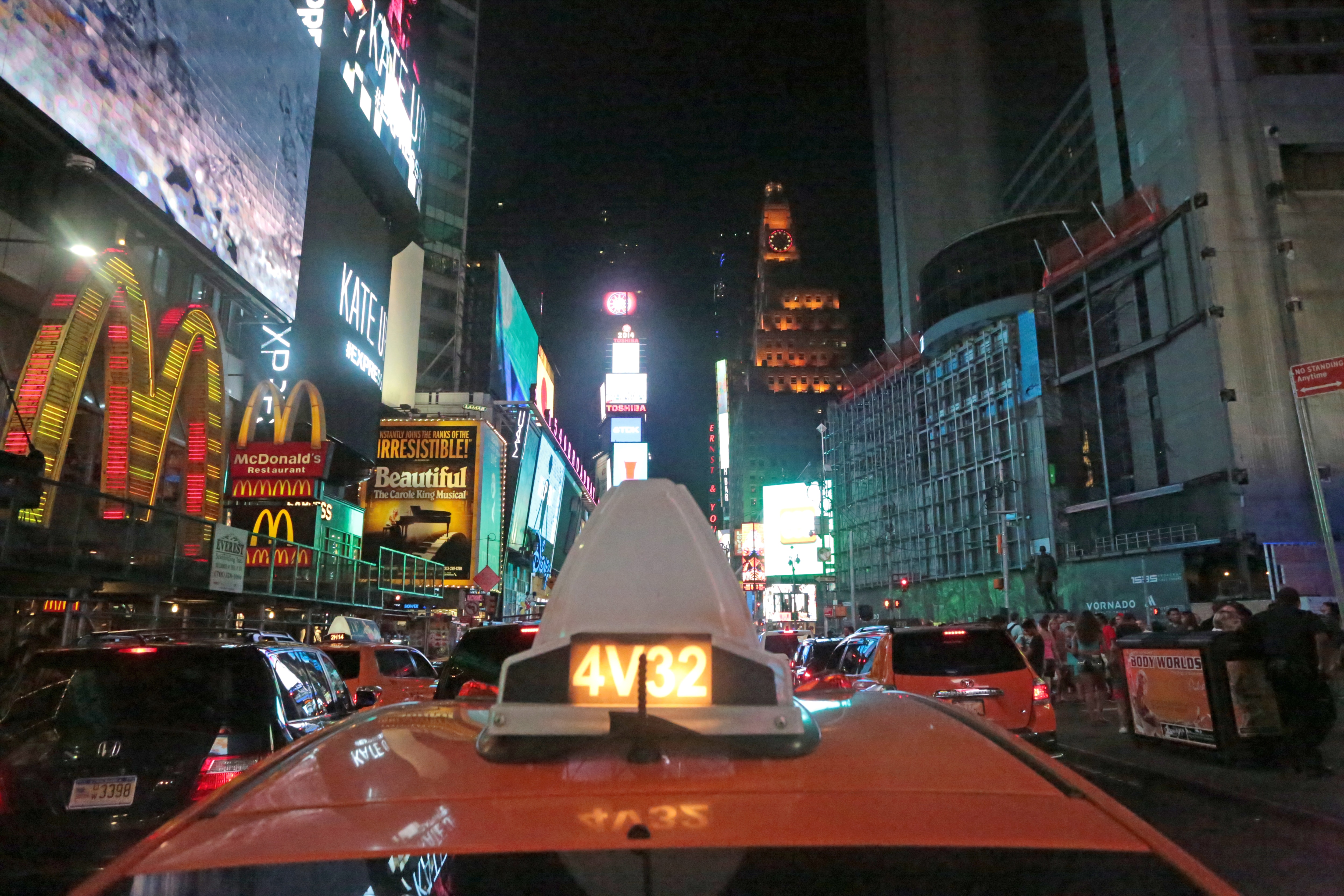 Rato inflável gigante é instalado em rua de Nova York