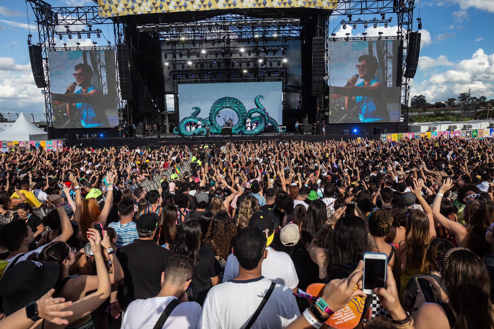 Multidão se emociona com show do The Neighbourhood no Lollapalooza