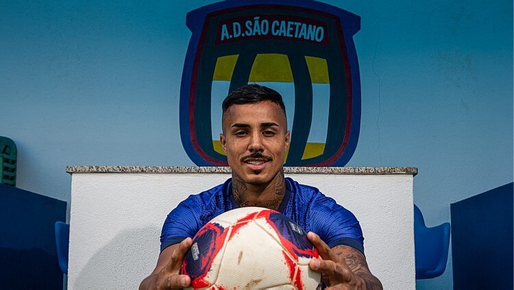 MC Livinho realiza sonho de ser jogador de futebol