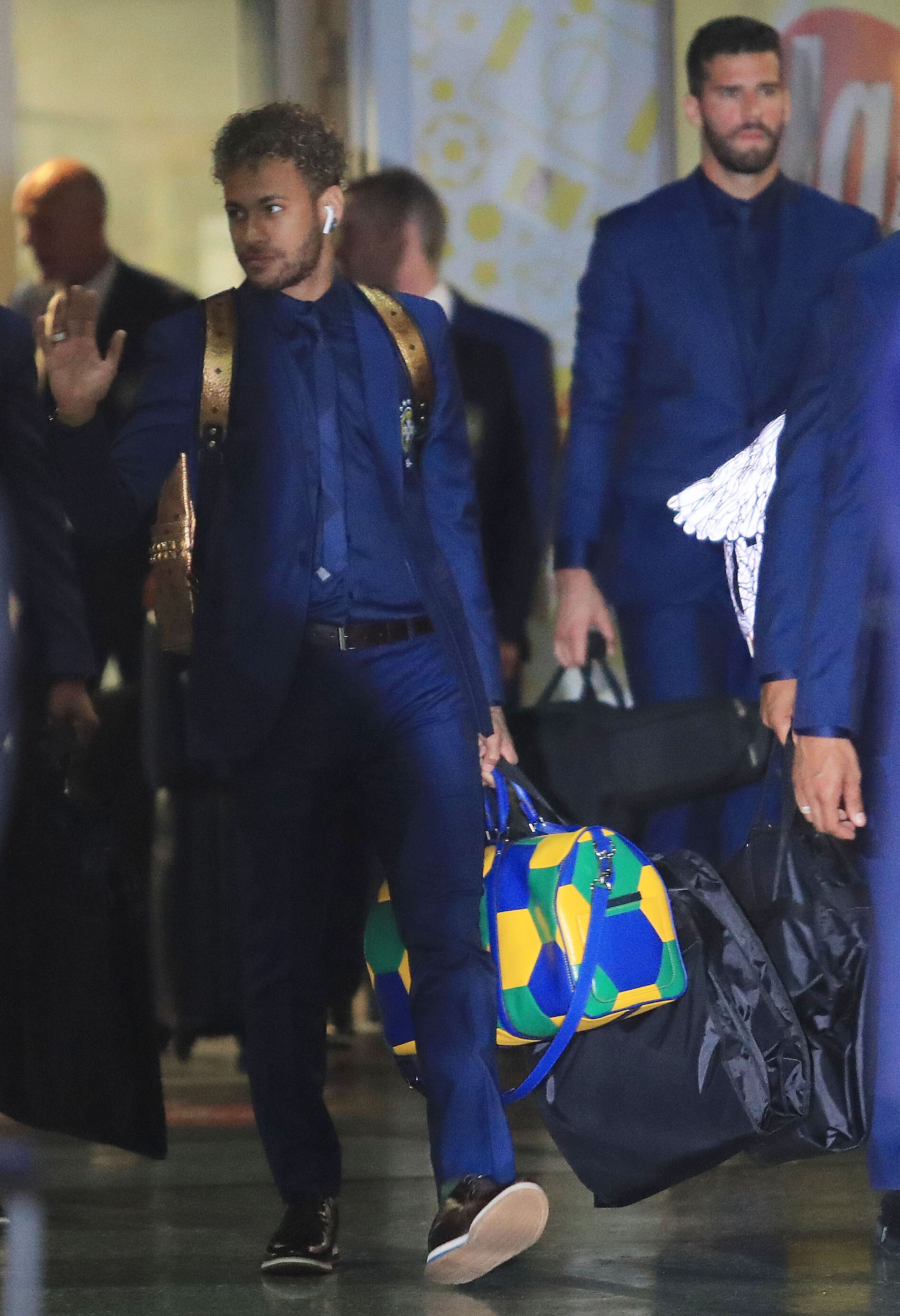 Neymar desembarca na Rússia com mala Louis Vuitton de R$ 17.900