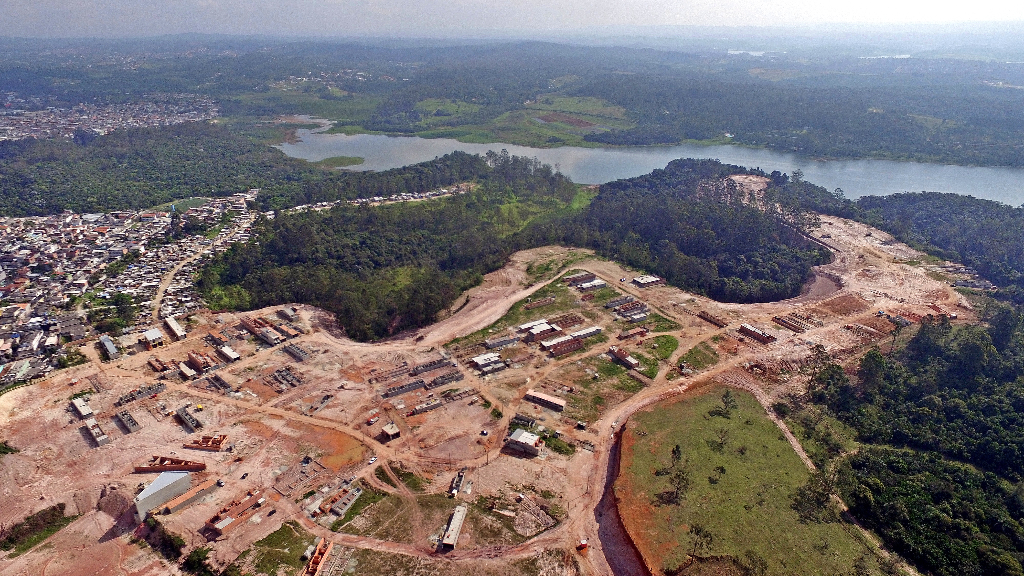 População de São Paulo abraça represa Guarapiranga em mobilização