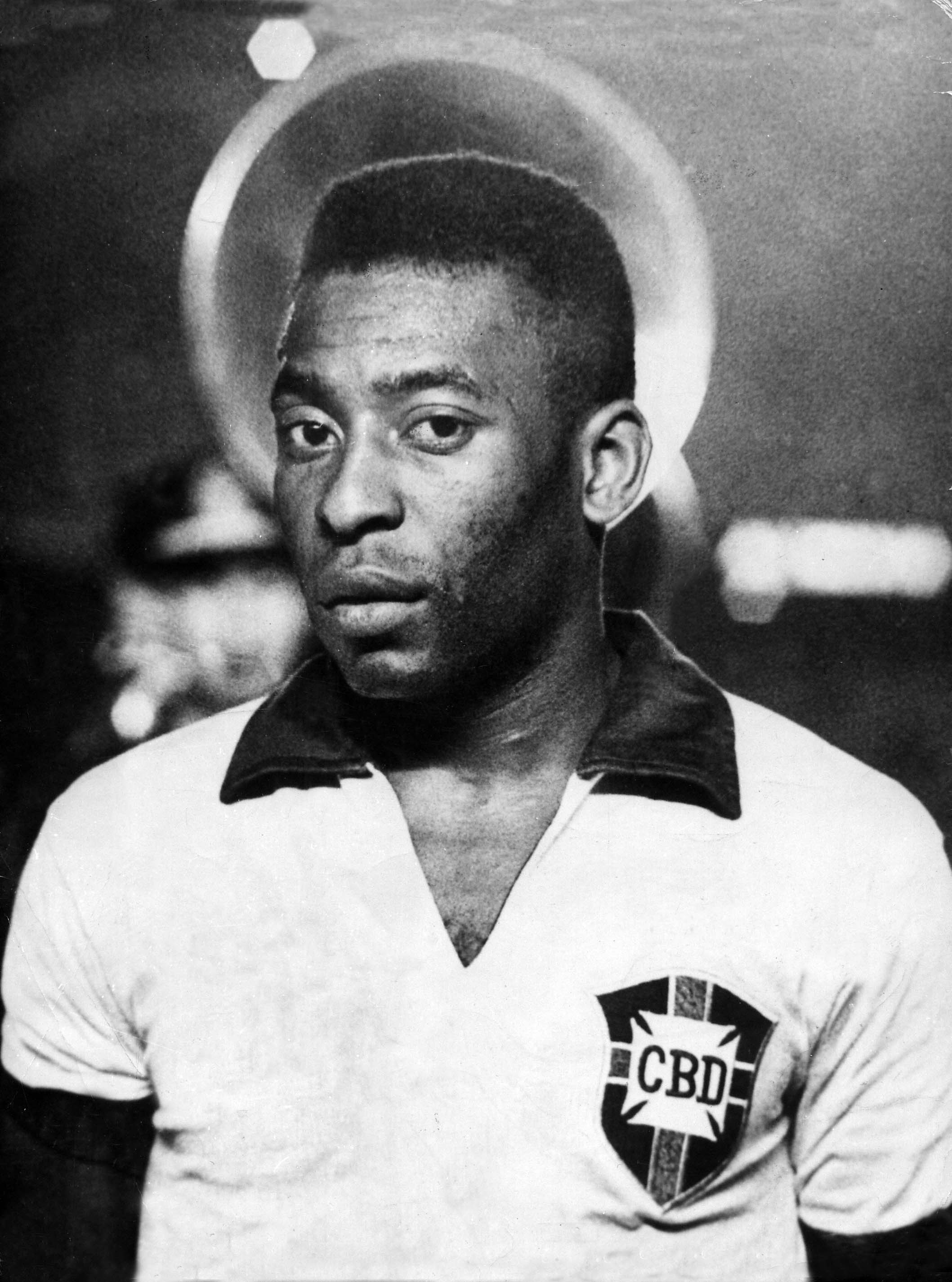 Olhas as temporadas do rei pelé de 1956 até 1970(na esquerda os jogos e na  direita os gols).E olha q tudo isso foi gol considerado oficial : r/futebol