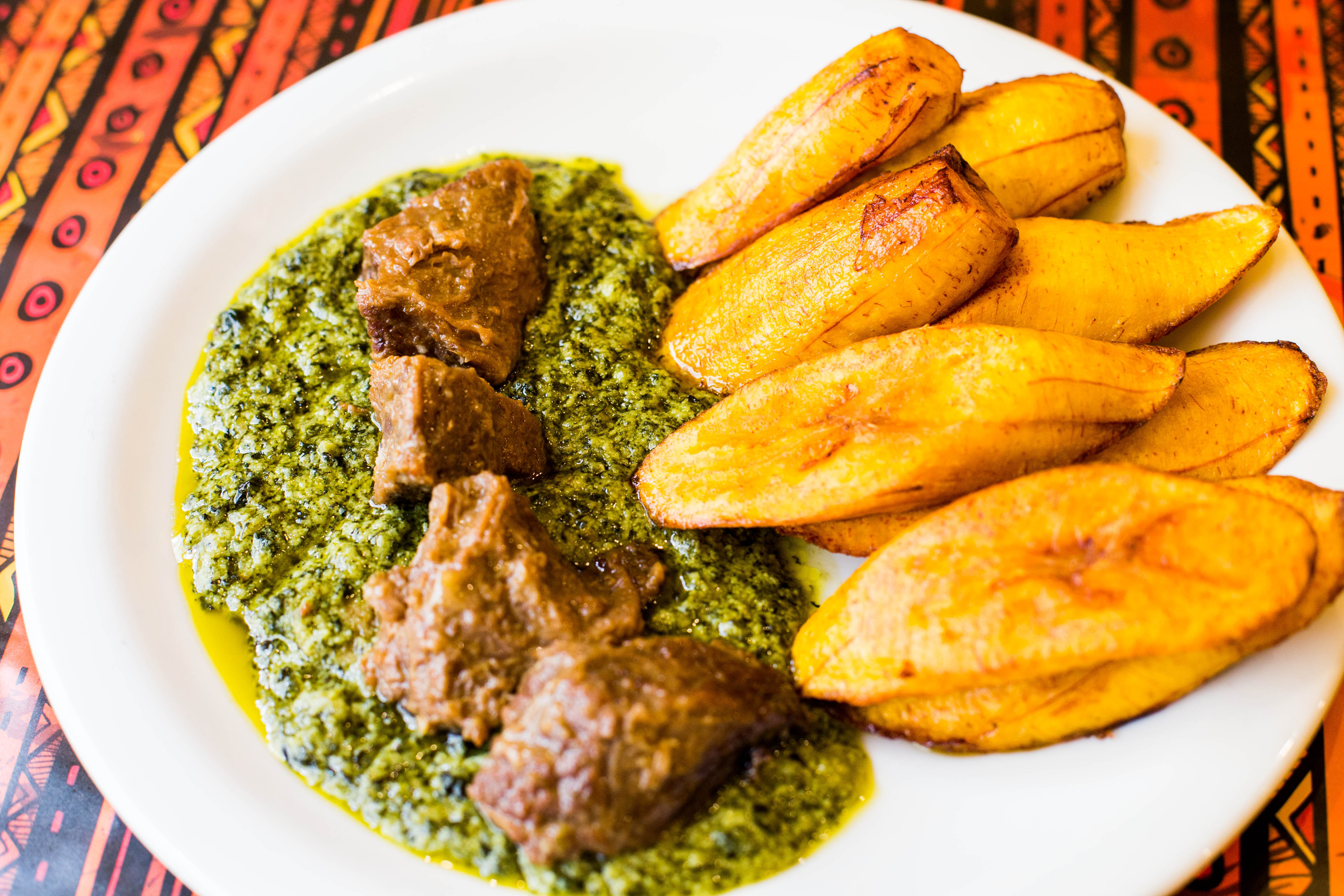 Ndole Biwolé tem pasta de amendoim cozida com folha de boldo, banana da  terra cozida e camarão. Eu não gostei muito do boldo, talvez sem ele ficasse  melhor. – Foto de Biyou'Z