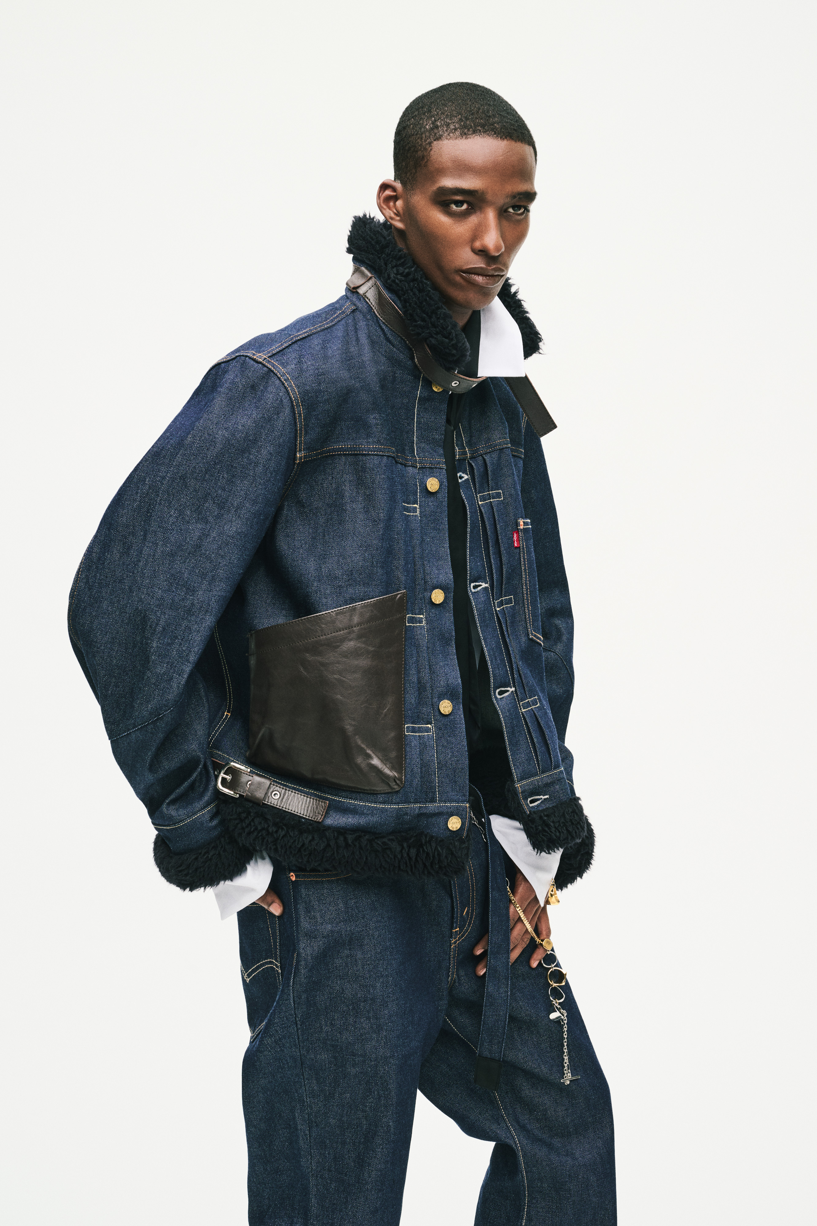 Coleção Levi's e Sacai chega ao Brasil com foco em desconstrução