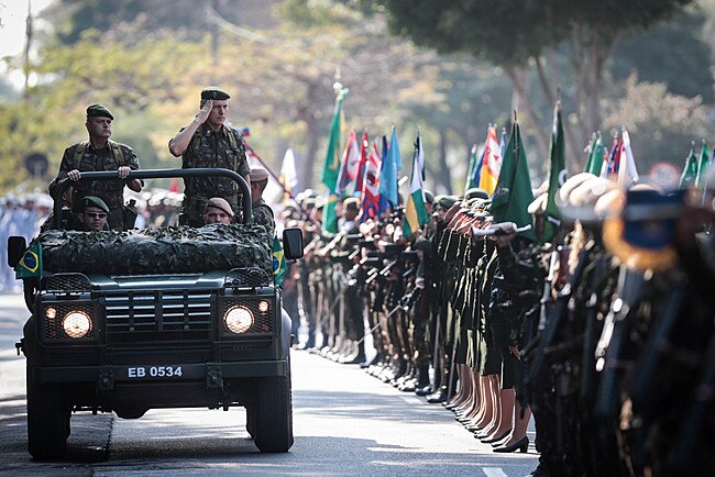 Bolsonaro leva Edir Macedo e Silvio Santos para desfile da Independência -  Estadão