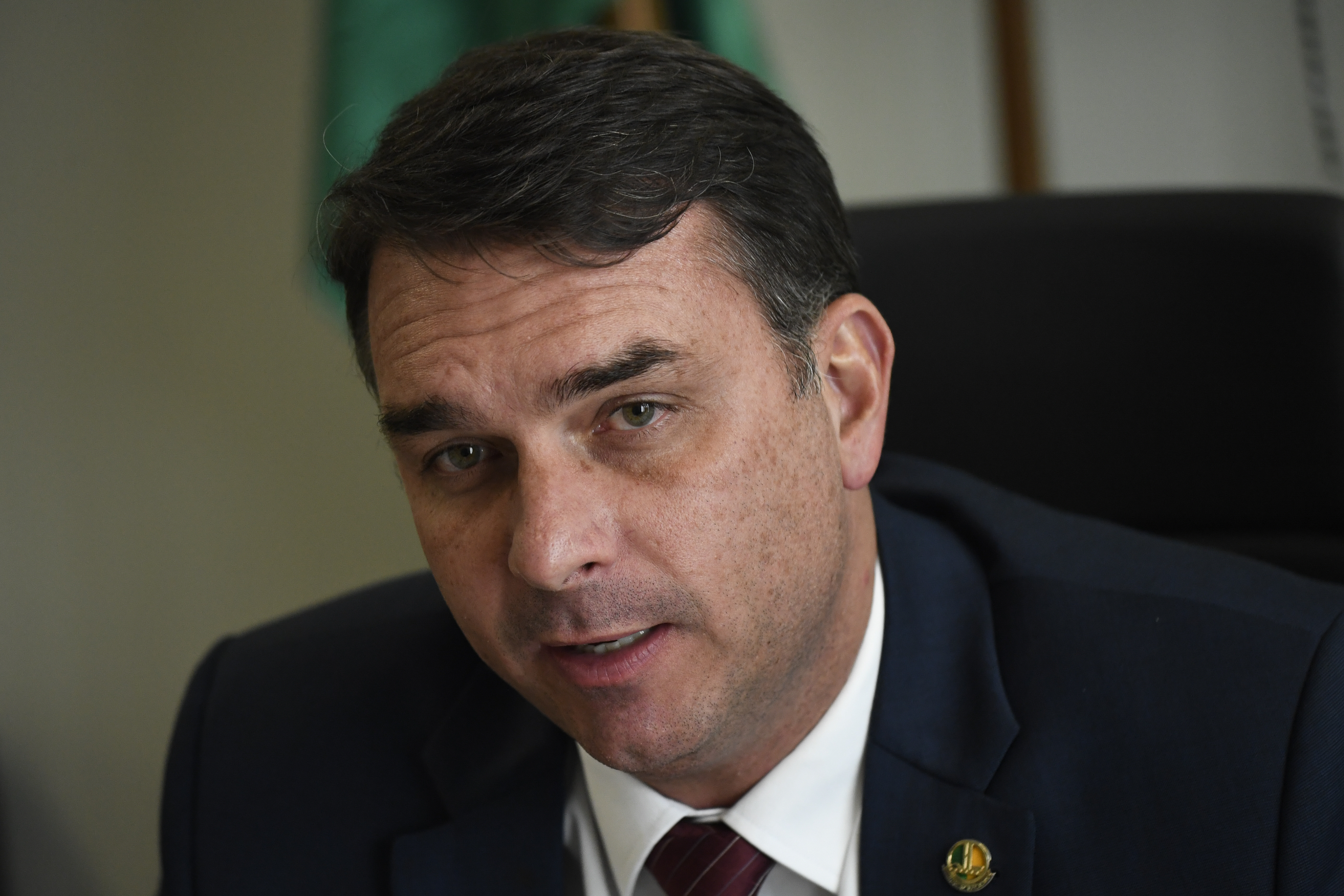 Andando a passos lentos, caso Flávio Bolsonaro é reaberto com novo