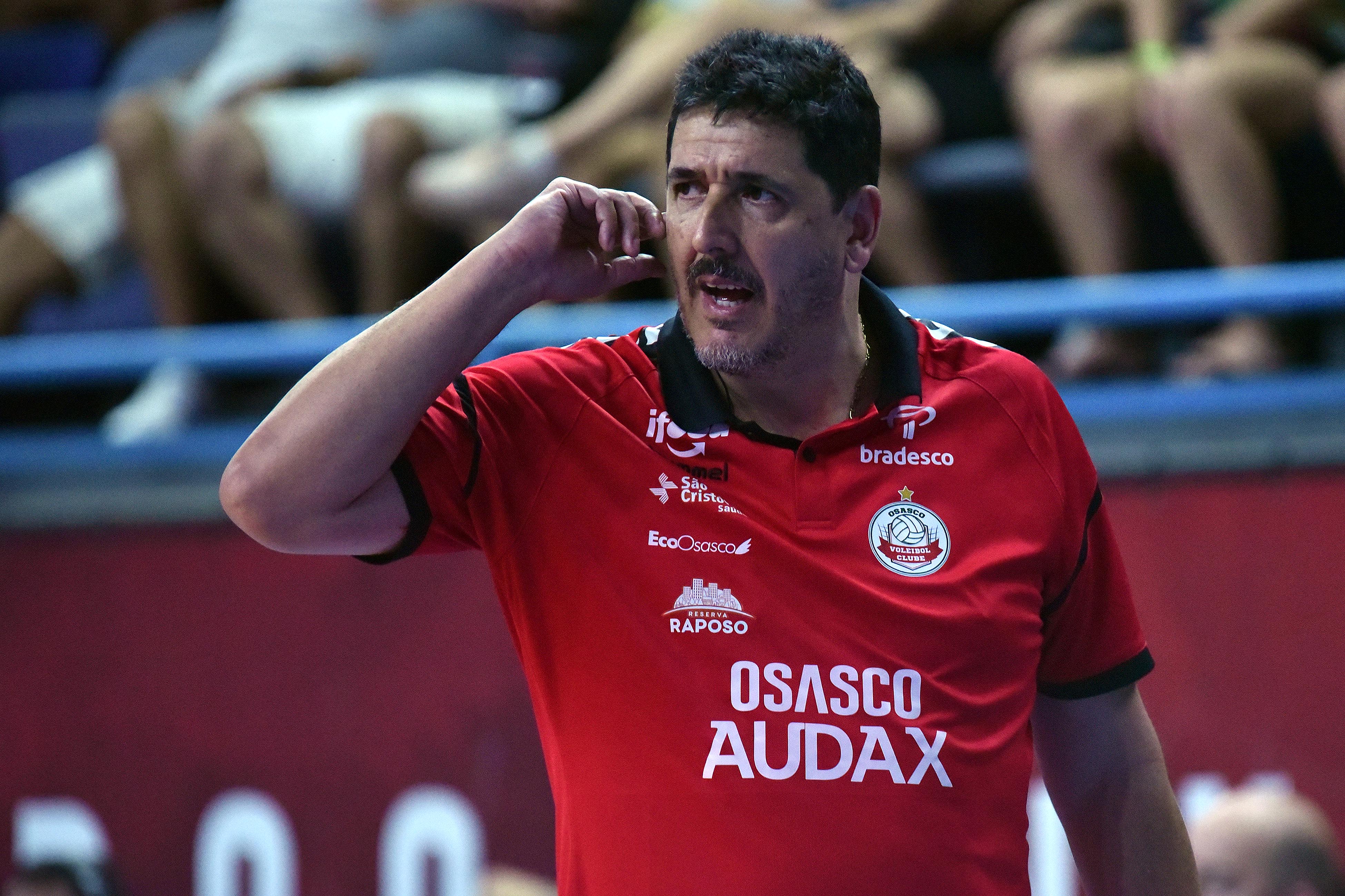 Campeonato Paulista de vôlei: Osasco leva susto, mas vira sobre Barueri e  segue invicto; Pinheiros faz duelo equilibrado com São Caetano e vence a  segunda