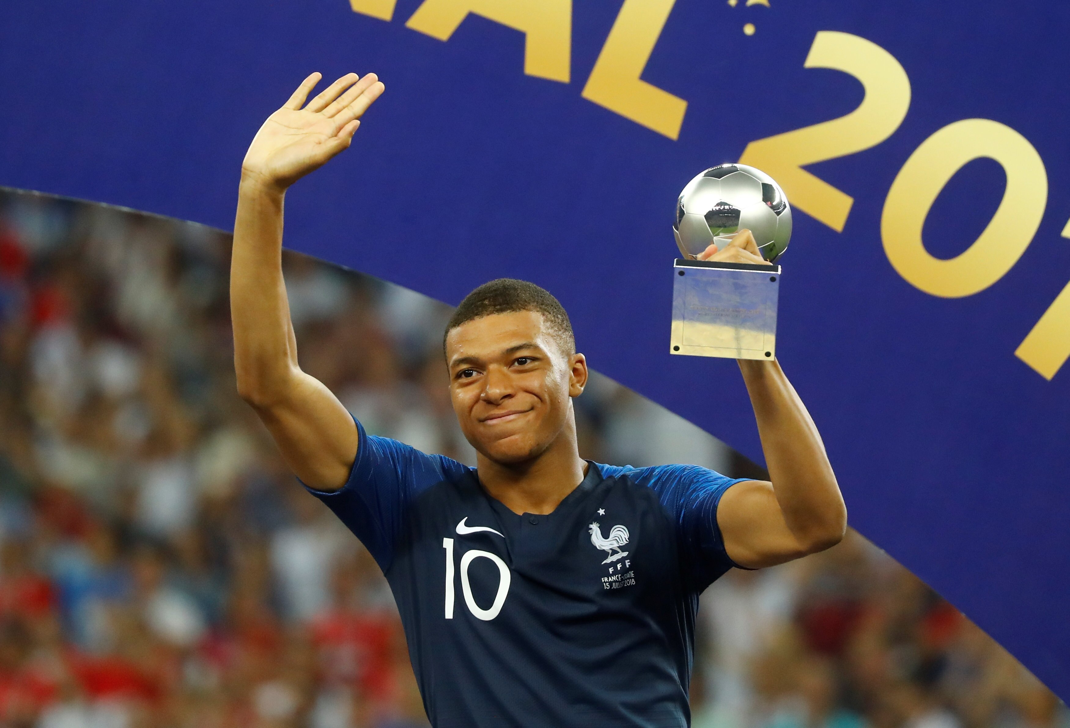 Kylian Mbappe França Posa Com Troféu Após França Derrotar Croácia