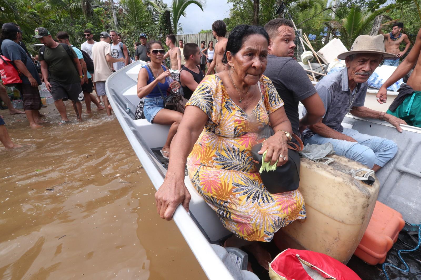 Chuva no litoral: Turistas e moradores usam barcos para deixar S&atilde;o  Sebasti&atilde;o ap&oacute;s enchentes