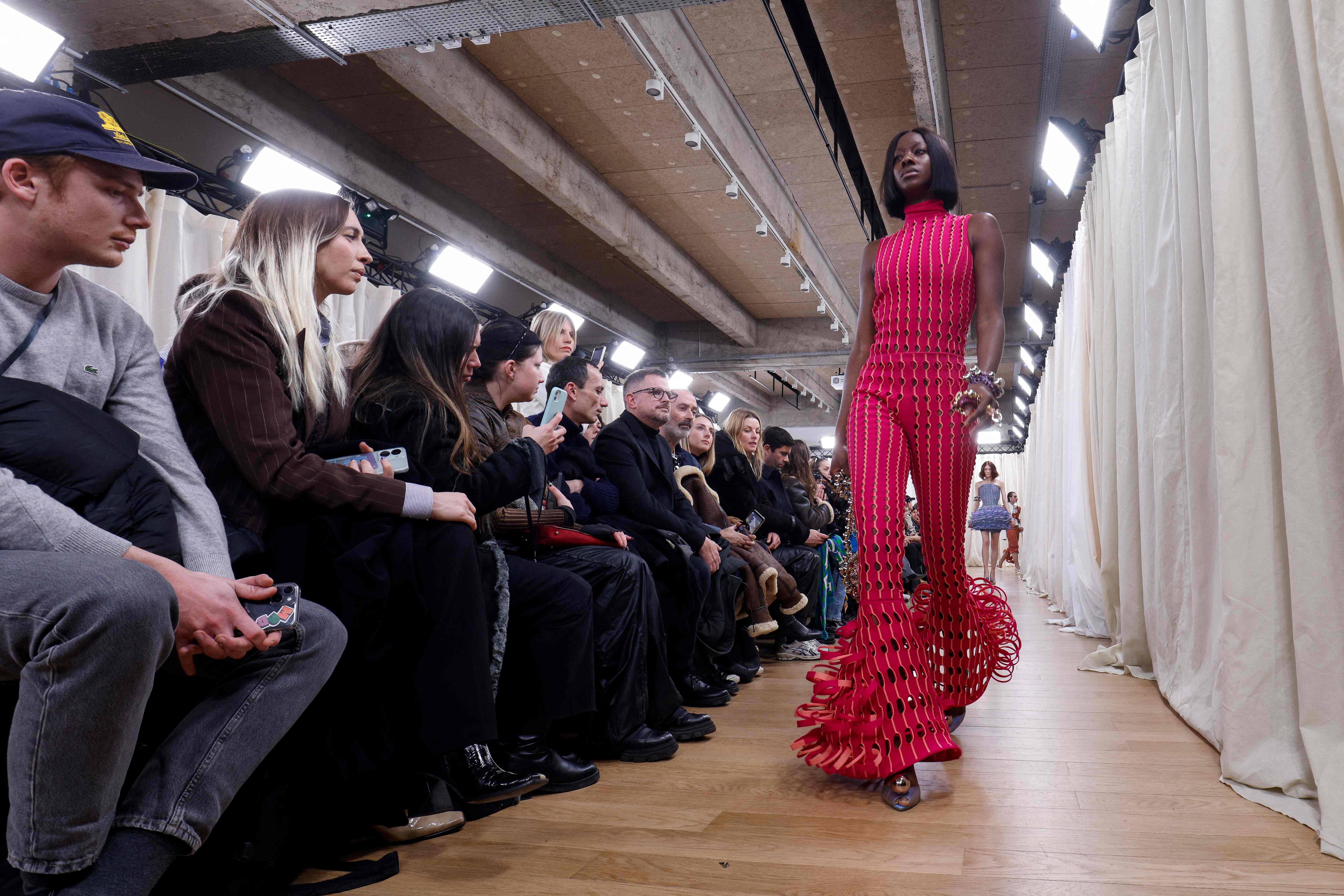 Paris Fashion Week: Jovens criadores abrem com roupas sustentáveis ​​e  acessíveis