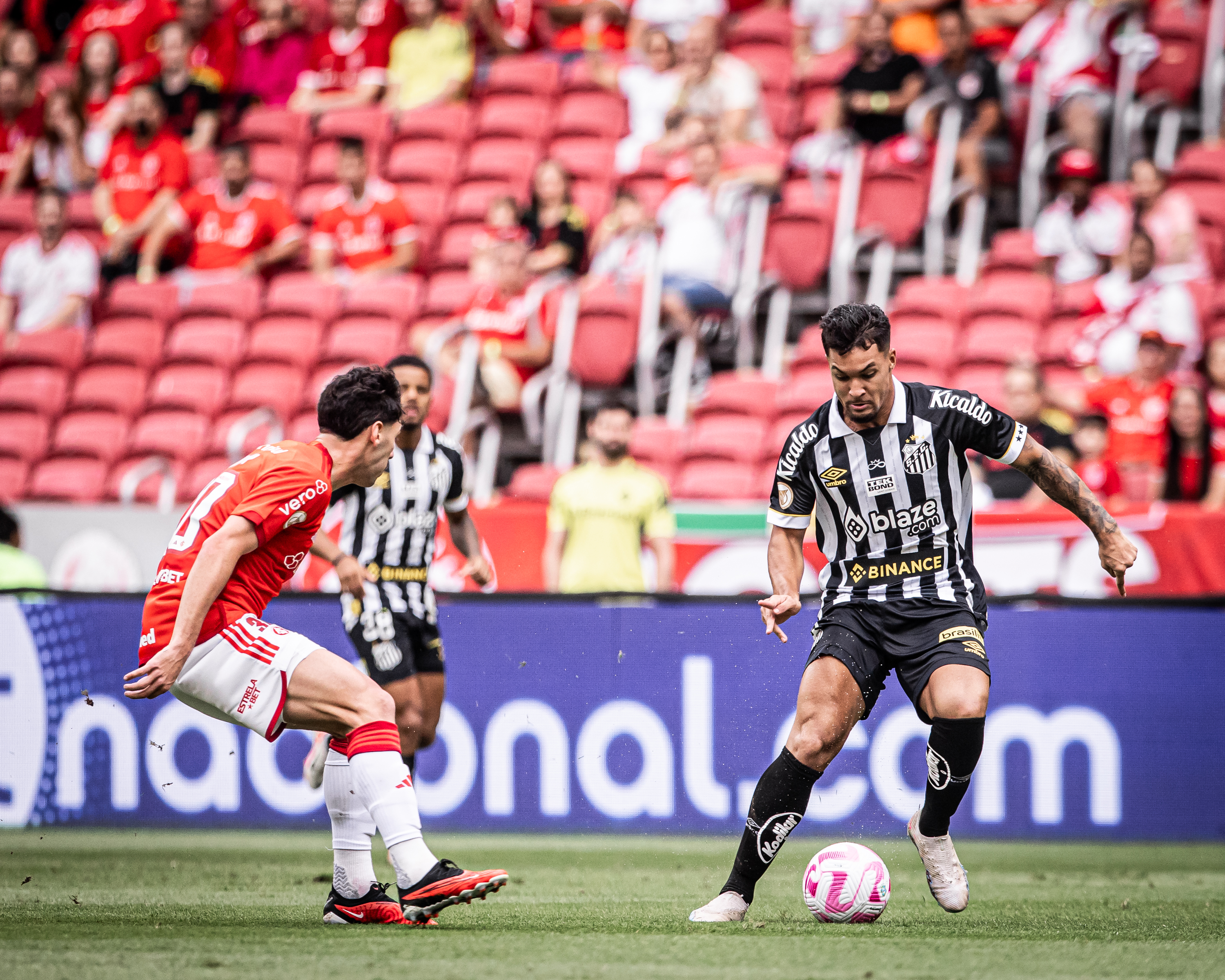 Em jogo com 3 gols anulados, Santos e Inter ficam no 0 x 0