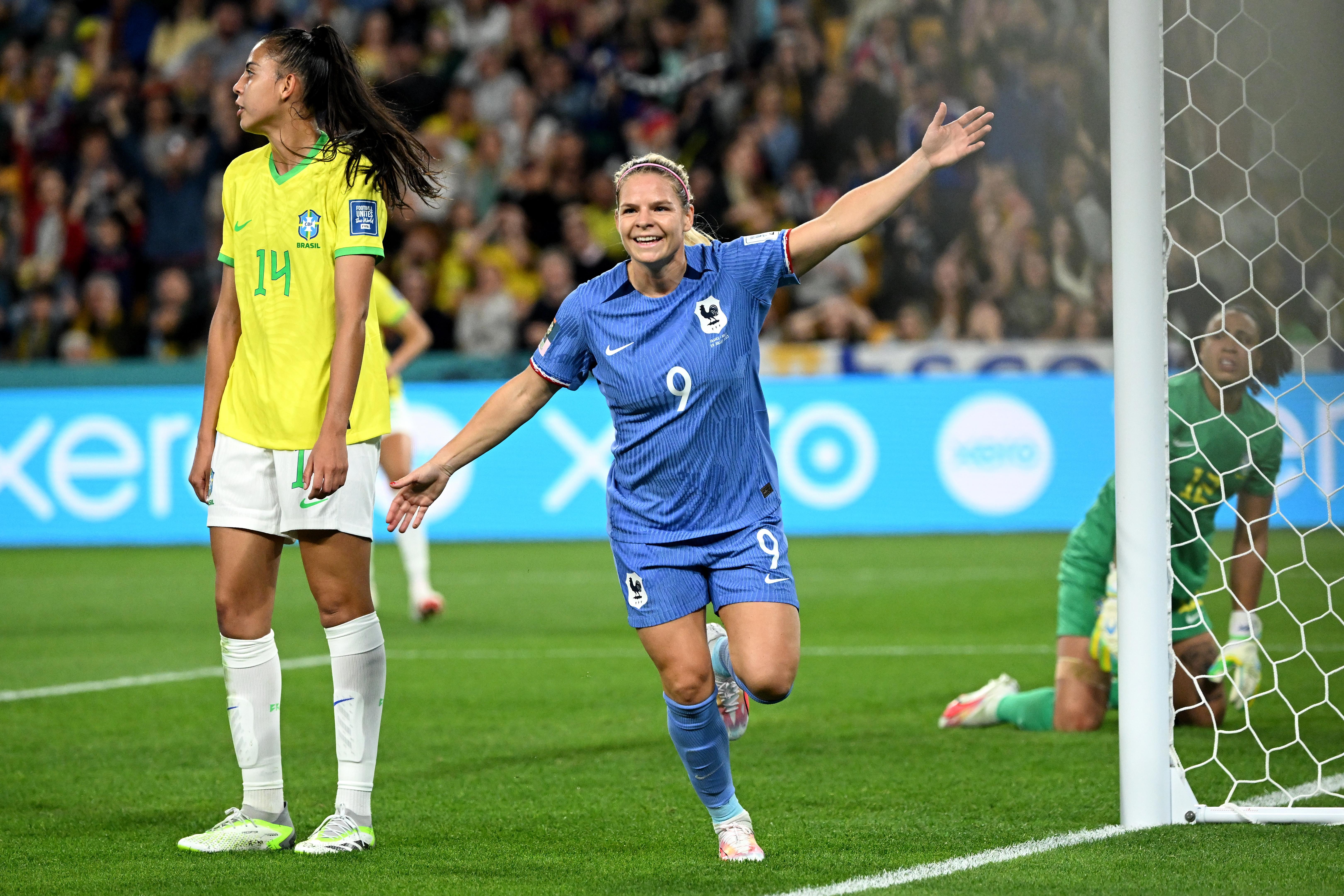 Brasil sofre com bola aérea da França, perde por 2 a 1, mas segue
