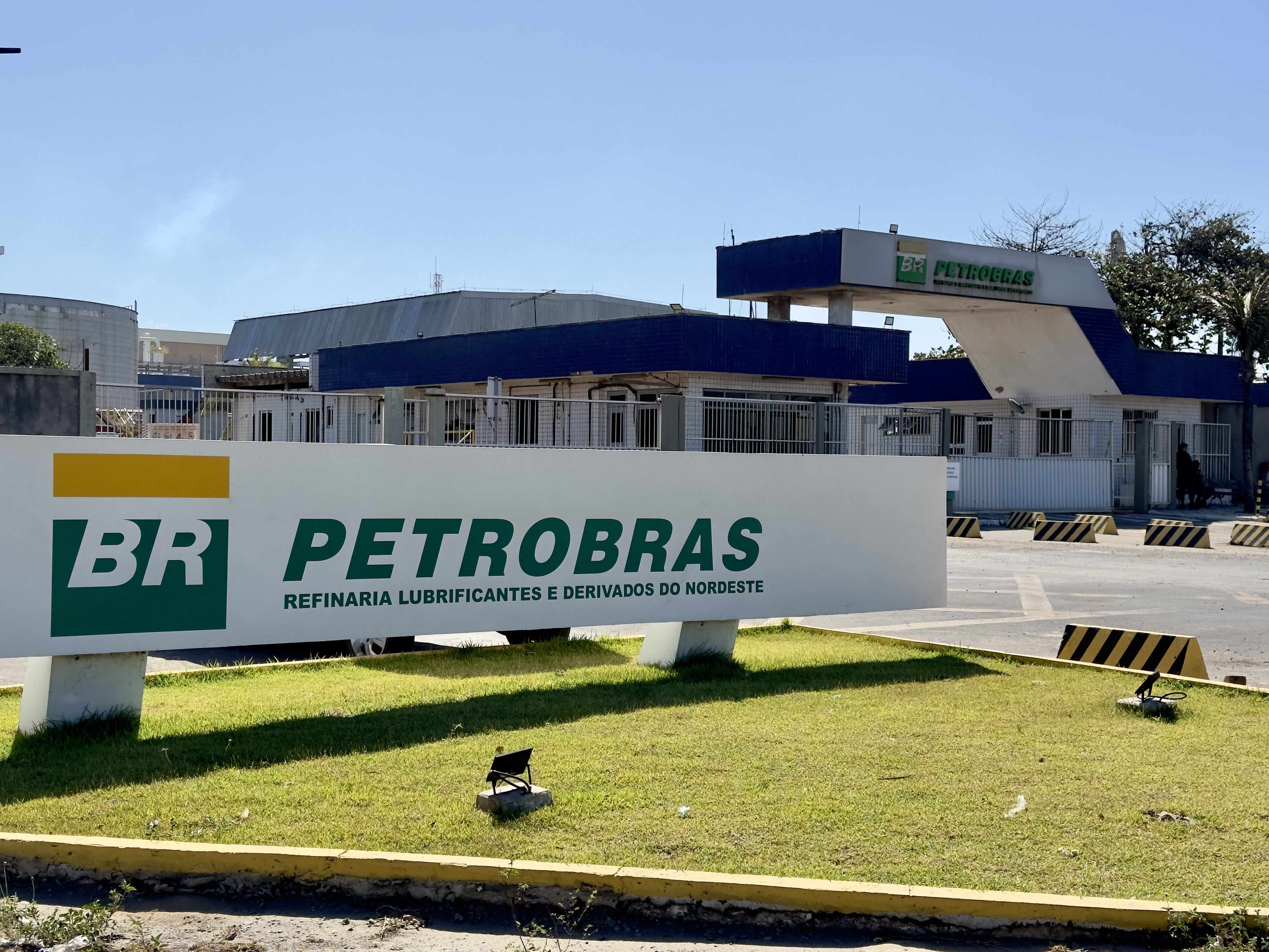 Emperrou: Petrobras (PETR4) rescinde contrato de venda da empresa